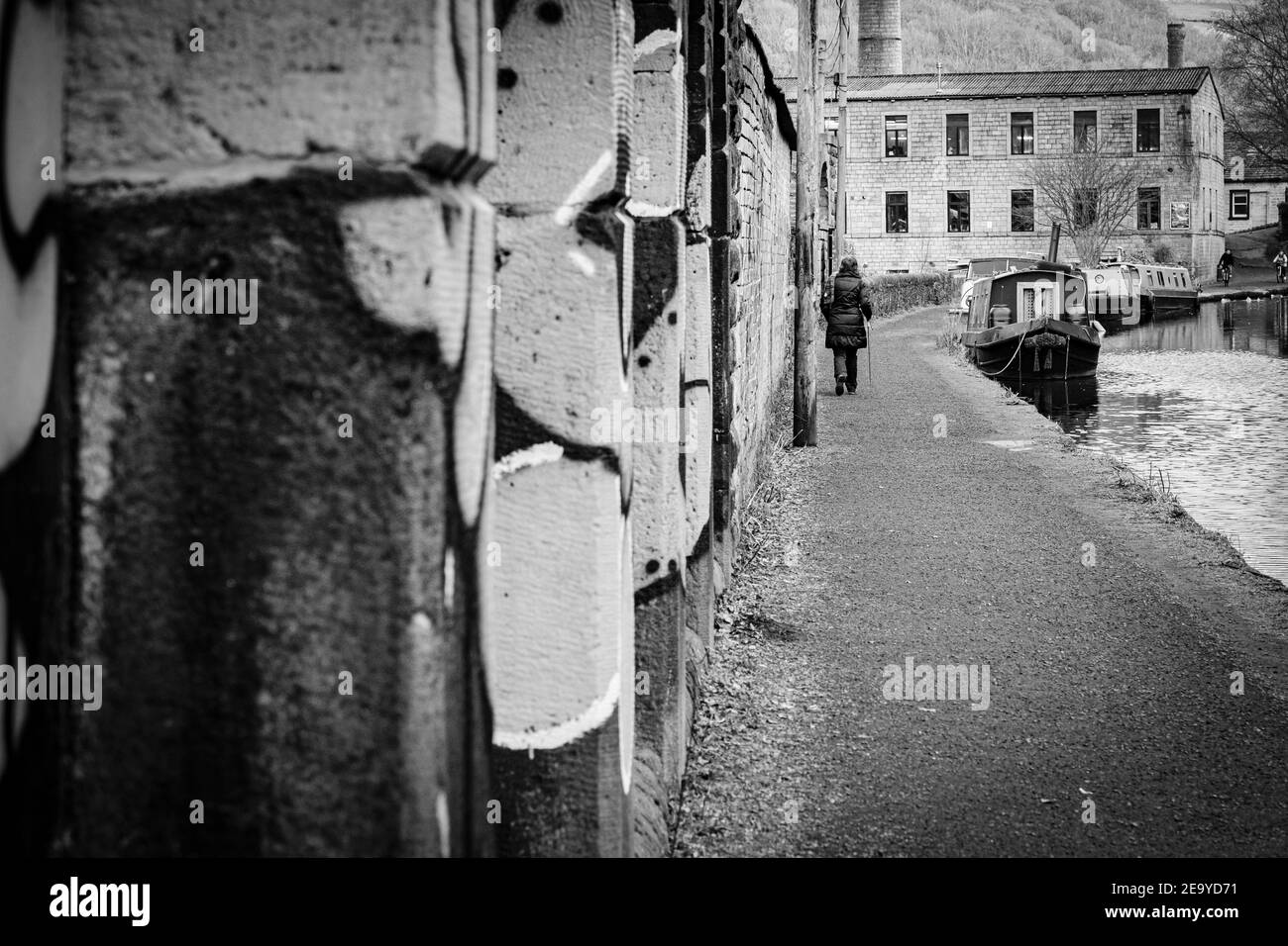 Des bateaux sur le canal de Rochdale Canal, entre Hebden Bridge et Todmorden, Calderdale. Banque D'Images