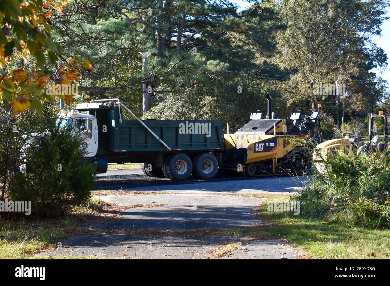 Machine à paver l'asphalte et camion à benne pour le pavage d'une autoroute en Caroline du Nord. Banque D'Images