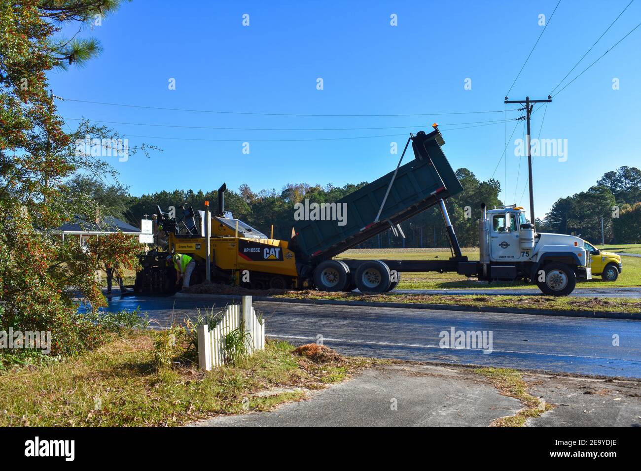 Machine à paver l'asphalte et camion à benne pour le pavage d'une autoroute en Caroline du Nord. Banque D'Images