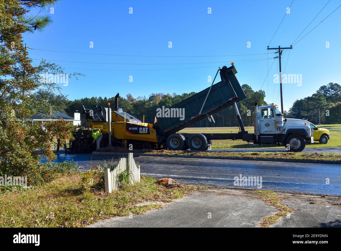 Machine à paver l'asphalte et camion à benne pour le pavage d'une autoroute en Caroline du Nord. Banque D'Images