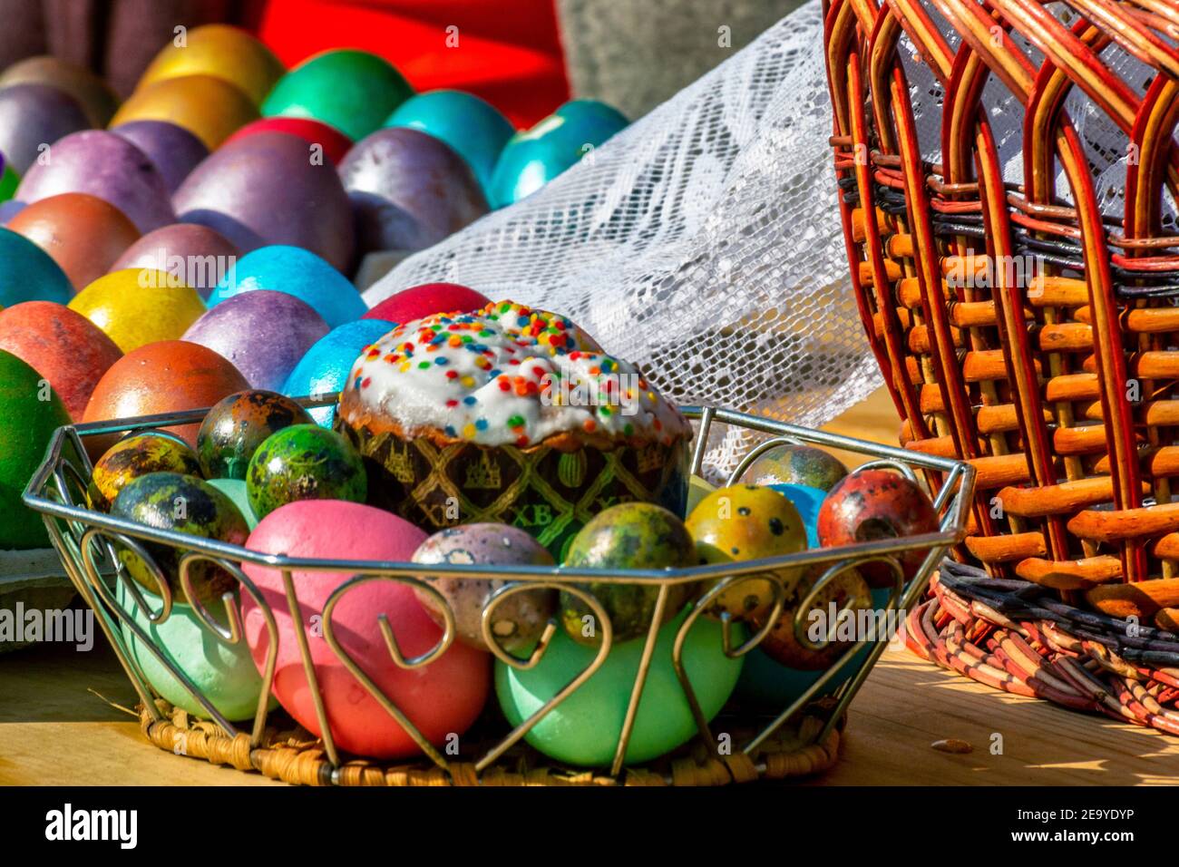 Les oeufs de Pâques et des gâteaux sur l'éclairage près du temple. Banque D'Images