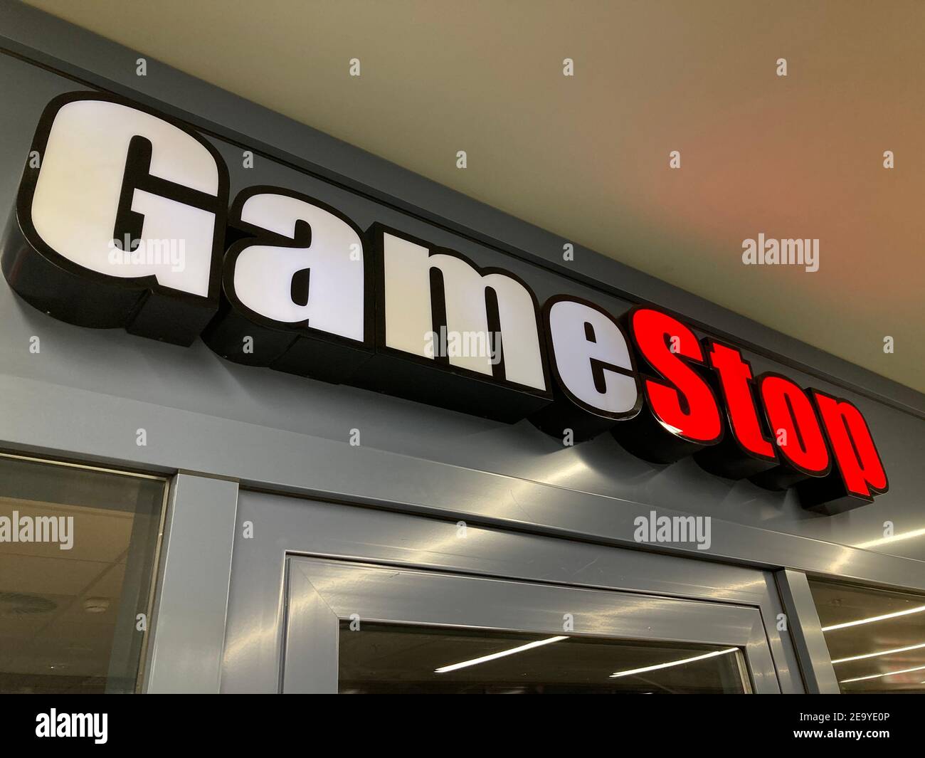 Zug, Suisse - 6 février 2021 : logo GameStop accroché sur une entrée de magasin à Zug, Suisse. Gamestop est une société américaine qui vend des VID Banque D'Images