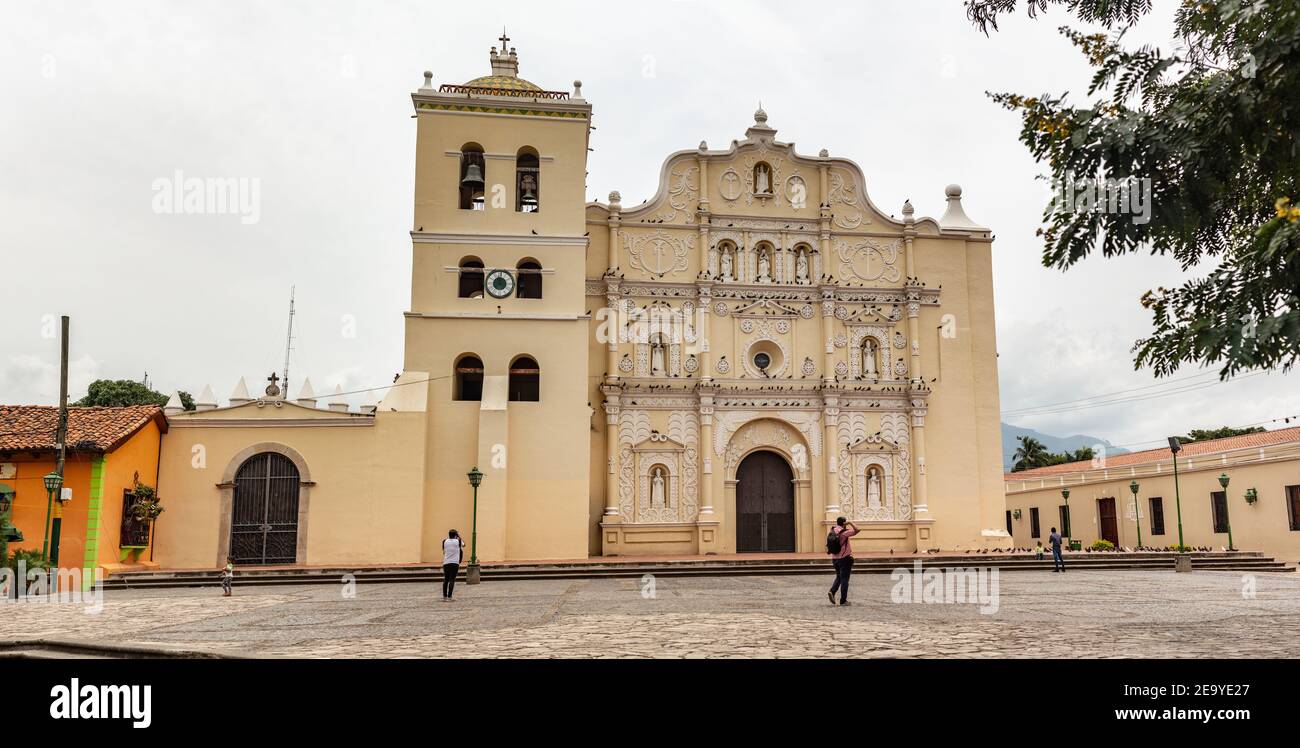 Peu de touristes prenant des photos de la Cathédrale de l'Immaculée conception à Honduras Banque D'Images