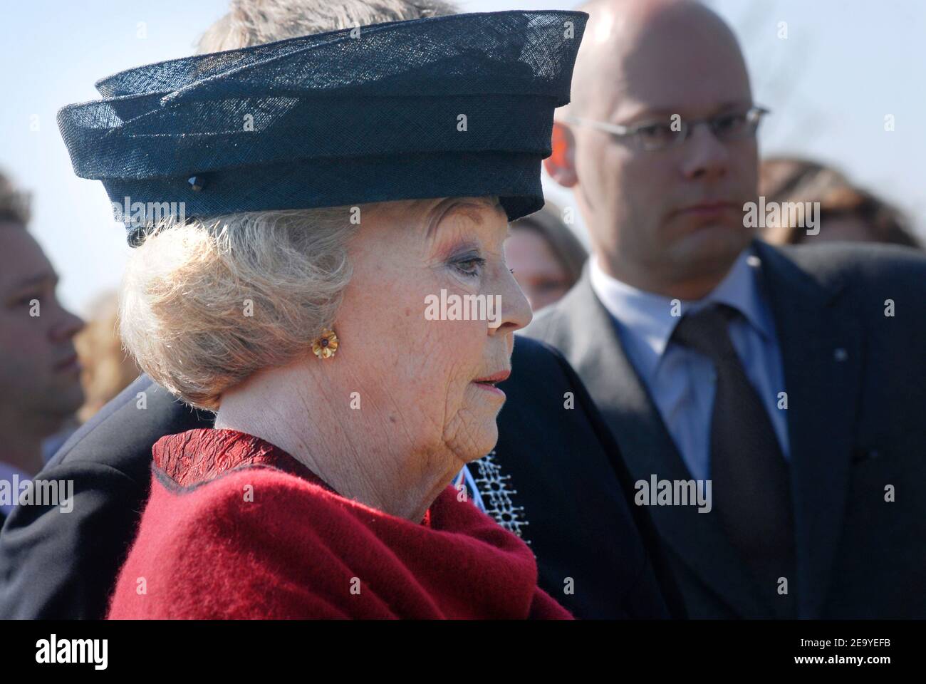 ENSCHEDE, PAYS-BAS - APR 22, 2008: Altesse Royale la Reine Beatrix des pays-Bas visite du lieu où en 2001 l'incendie travaille catastrophe hap Banque D'Images