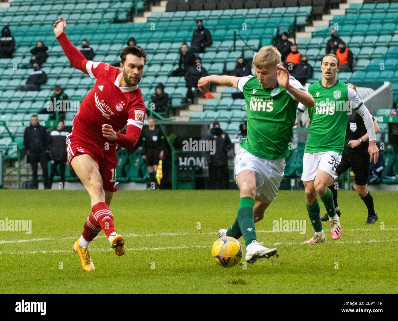 Scottish Premiership - Hibernian / Aberdeen. Easter Road Stadium, Édimbourg, Midlothian, Royaume-Uni. 06e février 2021. Les Hibs accueillent Aberdeen dans la Premier League écossaise sur la route de Pâques, à Édimbourg. La photo montre: Aberdeen en avant, Connor McLennan, voit son coup bloqué par HibsÕ dos-gauche, Josh Doig. Crédit : Ian Jacobs/Alay Live News Banque D'Images