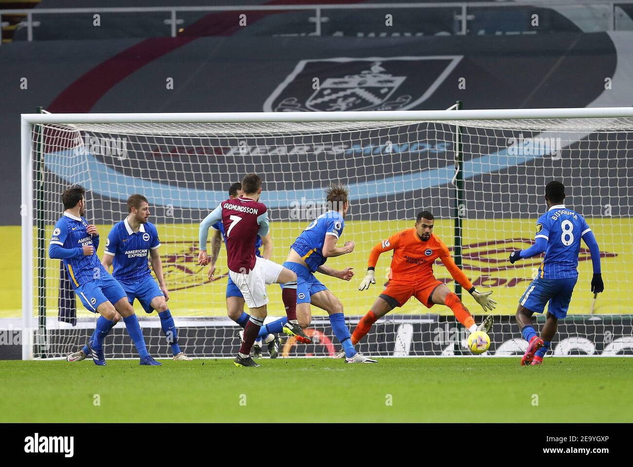 Burnley, Royaume-Uni. 06e février 2021. Johann Gudmundsson, de Burnley (7), tire et marque le premier but de ses équipes. Premier League Match, Burnley v Brighton & Hove Albion au Turf Moor de Burnley, Lancs, le samedi 6 février 2021. Cette image ne peut être utilisée qu'à des fins éditoriales. Utilisation éditoriale uniquement, licence requise pour une utilisation commerciale. Aucune utilisation dans les Paris, les jeux ou les publications d'un seul club/ligue/joueur. photo par Chris Stading/Andrew Orchard sports Photography/Alamy Live News crédit: Andrew Orchard sports Photography/Alamy Live News Banque D'Images