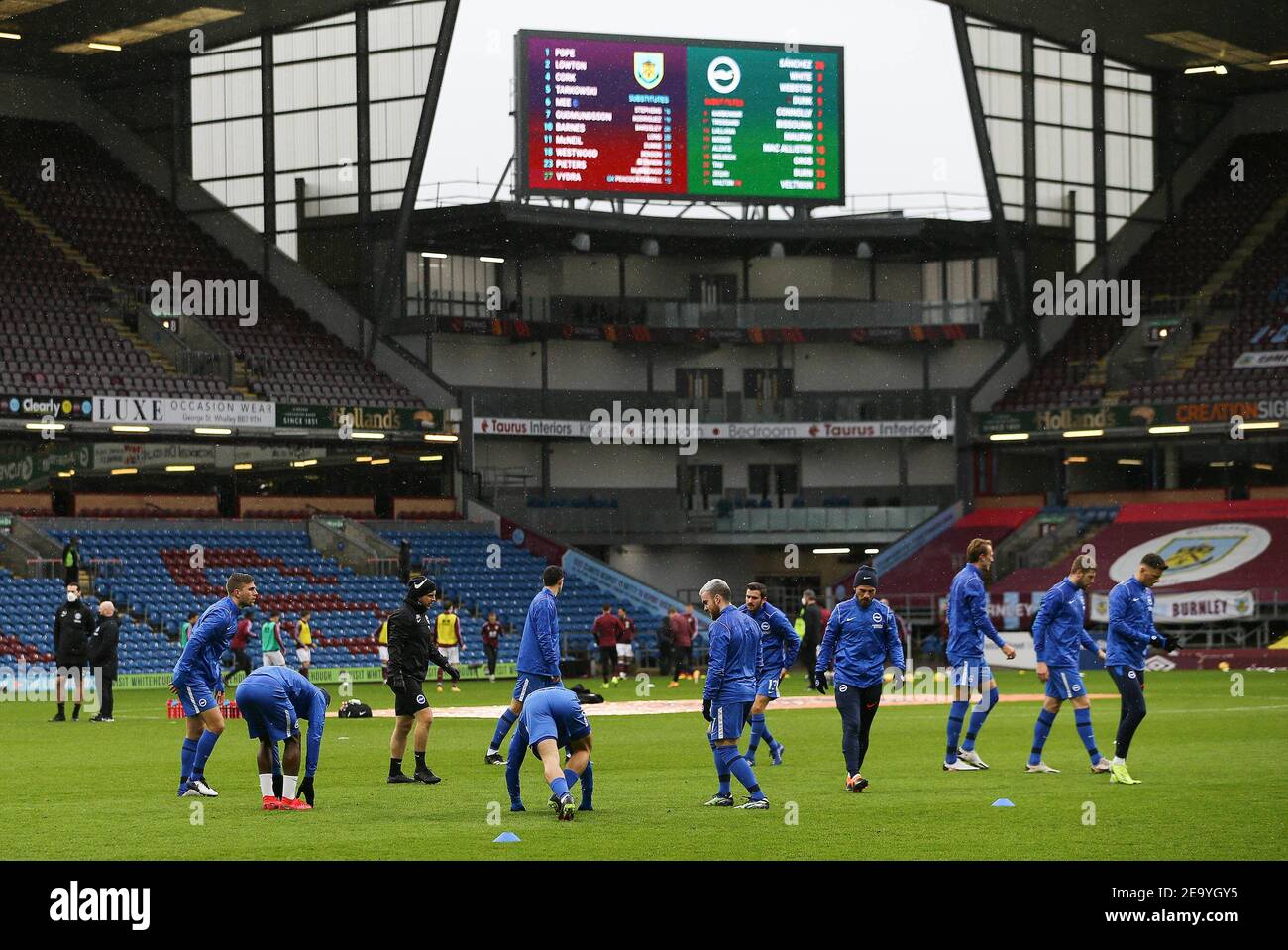 Burnley, Royaume-Uni. 06e février 2021. Les joueurs de Brighton et Hove Albion s'échauffent. Premier League Match, Burnley v Brighton & Hove Albion au Turf Moor de Burnley, Lancs, le samedi 6 février 2021. Cette image ne peut être utilisée qu'à des fins éditoriales. Utilisation éditoriale uniquement, licence requise pour une utilisation commerciale. Aucune utilisation dans les Paris, les jeux ou les publications d'un seul club/ligue/joueur. photo par Chris Stading/Andrew Orchard sports Photography/Alamy Live News crédit: Andrew Orchard sports Photography/Alamy Live News Banque D'Images