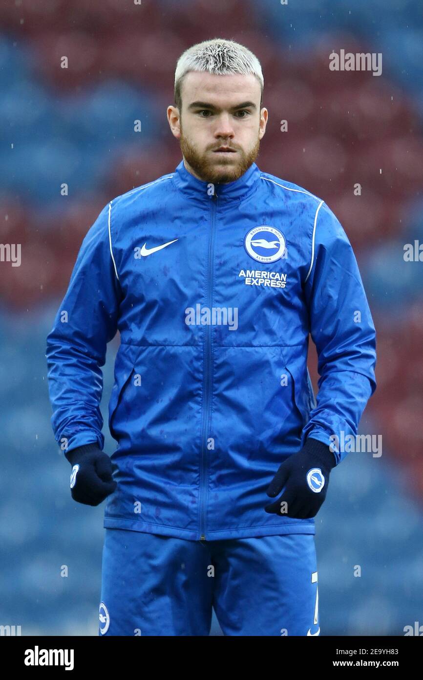Burnley, Royaume-Uni. 06e février 2021. Aaron Connolly de Brighton & Hove Albion se réchauffe. Premier League Match, Burnley v Brighton & Hove Albion au Turf Moor de Burnley, Lancs, le samedi 6 février 2021. Cette image ne peut être utilisée qu'à des fins éditoriales. Utilisation éditoriale uniquement, licence requise pour une utilisation commerciale. Aucune utilisation dans les Paris, les jeux ou les publications d'un seul club/ligue/joueur. photo par Chris Stading/Andrew Orchard sports Photography/Alamy Live News crédit: Andrew Orchard sports Photography/Alamy Live News Banque D'Images