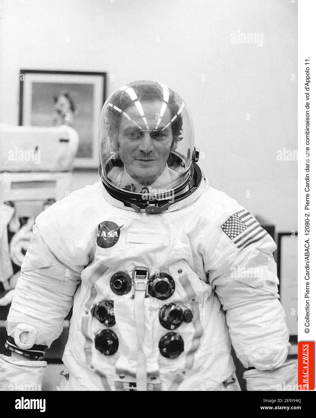 Pierre Cardin chez lui dans son bureau. Archives personnelles avec