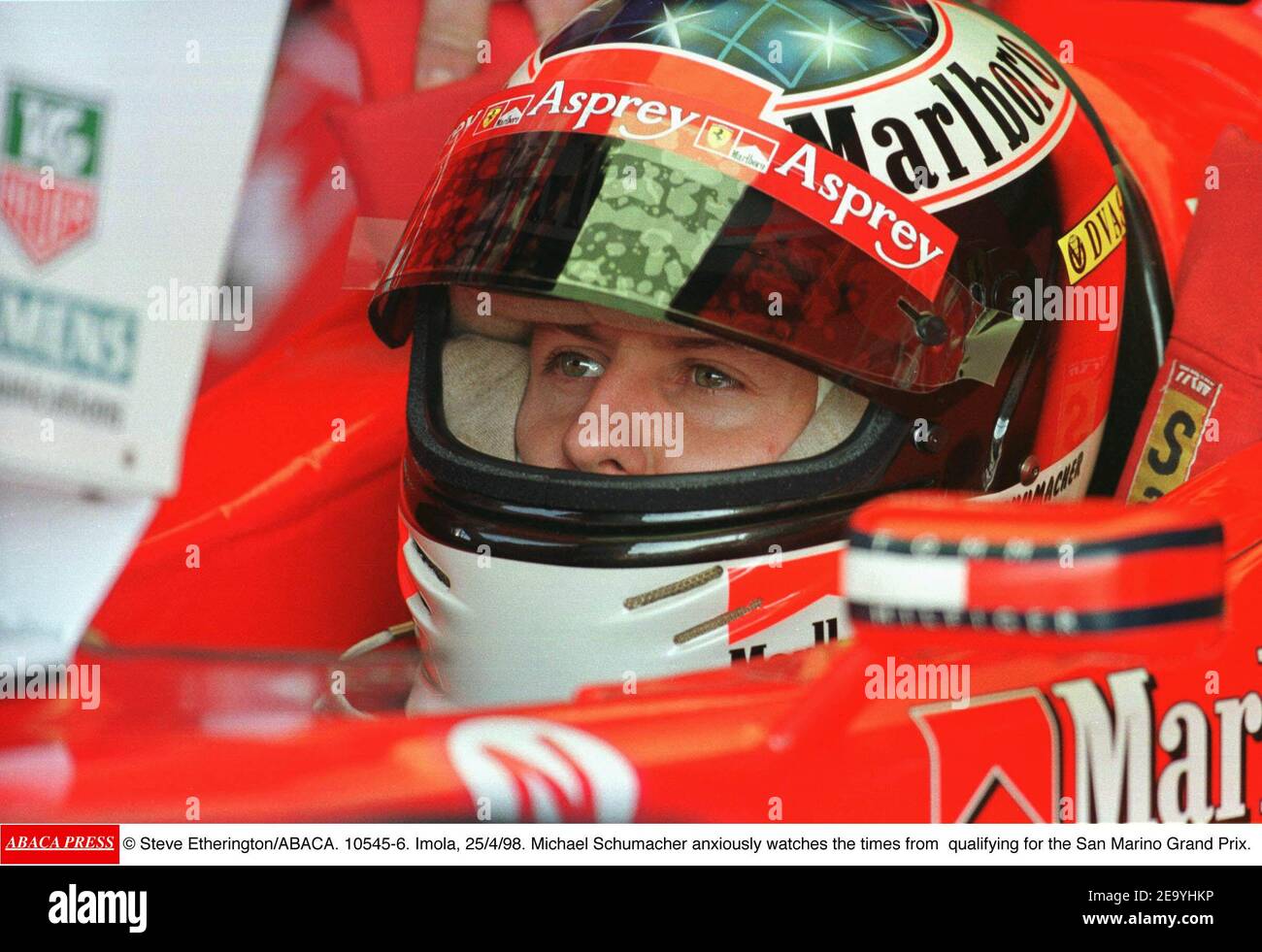 Michael Schumacher regarde impatiemment les temps de se qualifier pour le Grand Prix de Saint-Marin ... Photo Steve Etherington. Banque D'Images