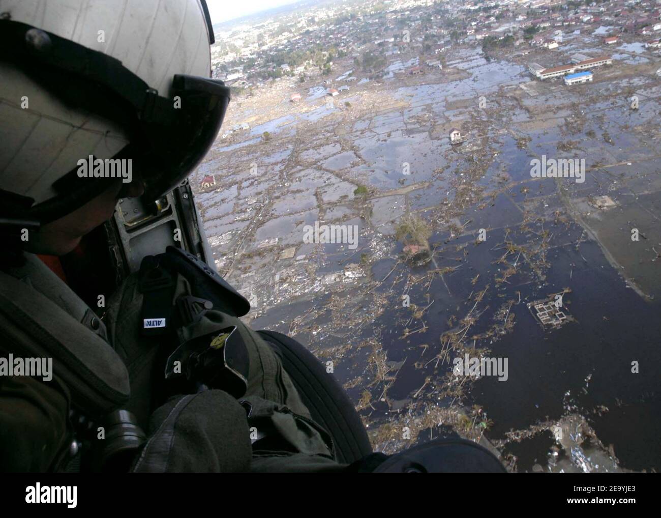 Aviation anti-sous-marine Warfare Operator 2nd Class Timothy Sullivan voit la dévastation au-dessus de Banda Aceh, d'un US Navy SH-60F Seahawk affecté à l'hélicoptère anti-sous-marine Squadron 2 (HS-2) -Golden Falcons.- HS-2 embarqué à bord de l'USS Abraham Lincoln (CVN 72) transporte des fournitures, Mettre en place des équipes de secours en cas de catastrophe et soutenir les avions de transport humanitaire dans les régions côtières touchées par le tsunami. Photo de Patrick M. Bonafede/USN via ABACA Banque D'Images