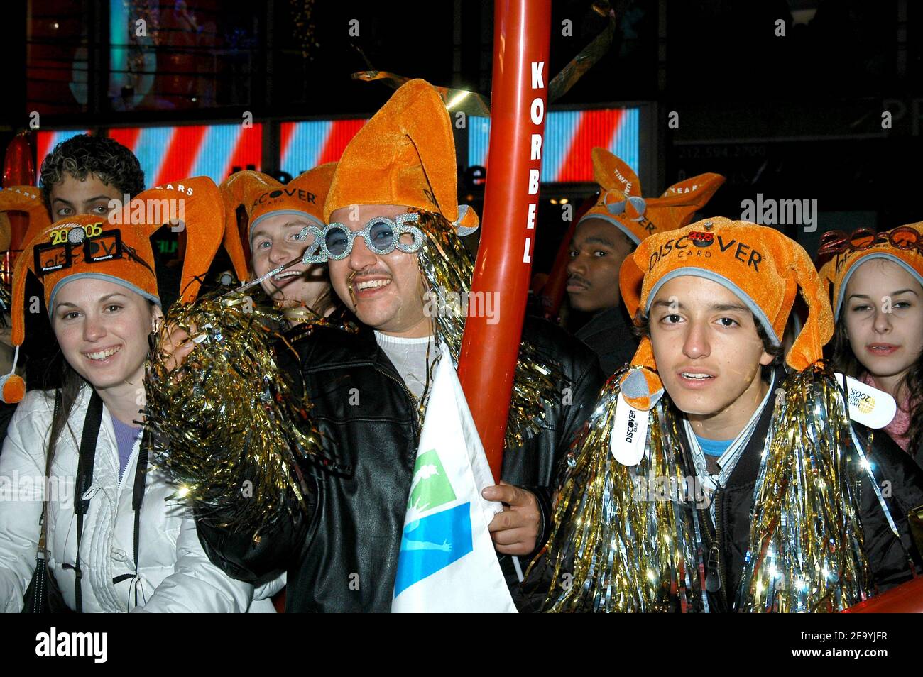 Atmosphère pendant la fête du nouvel an 2005 à Times Square à New York le vendredi 31 décembre 2004. Photo de Slaven Vlasic/ABACA. Banque D'Images