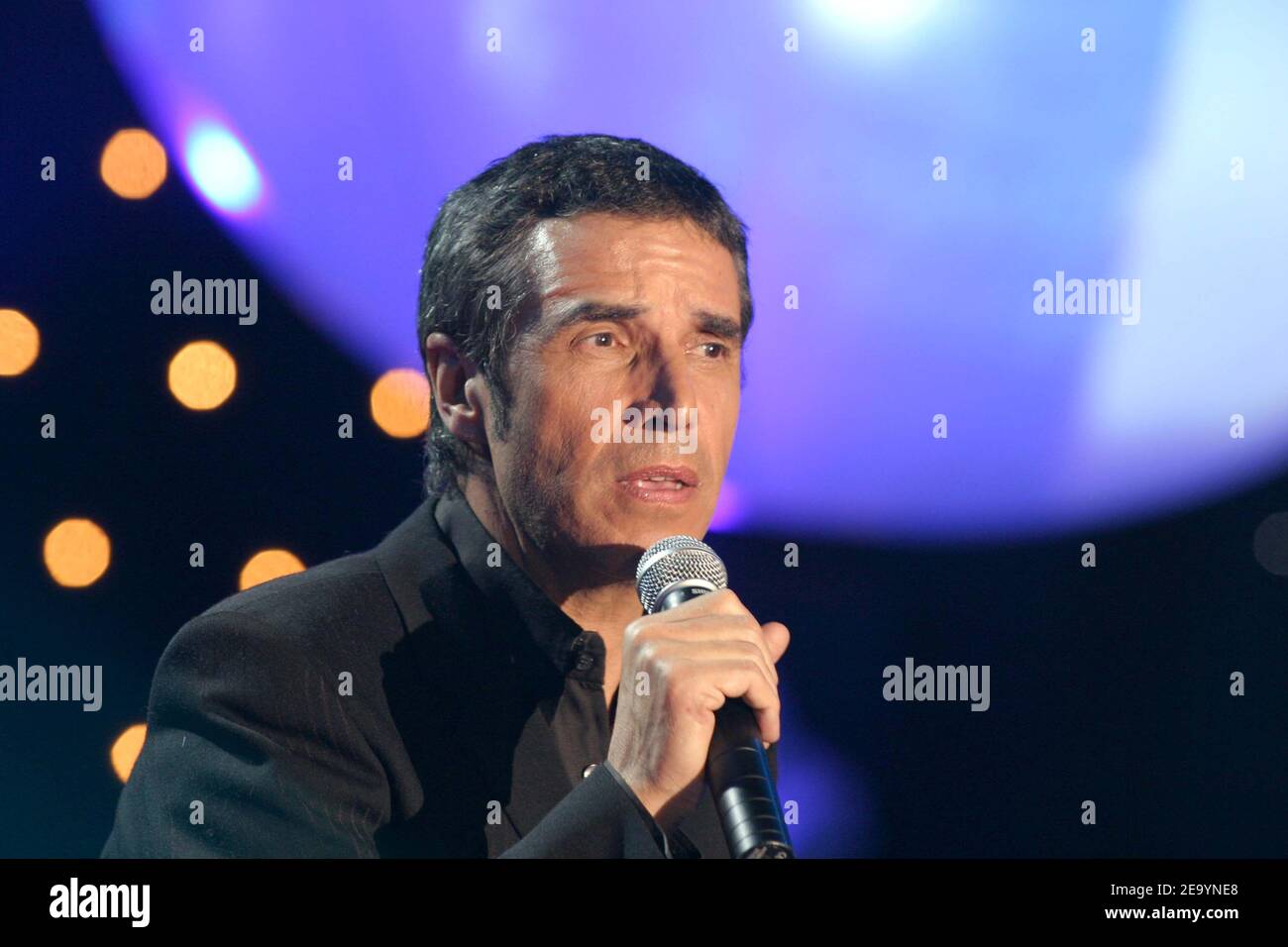 La chanteuse française Julien Clerc interprète au cours de l'émission télévisée "Solidarite Asie" présentée par Michel Drucker sur la chaîne TV France 2 le 16 janvier 2005, au profit des victimes du tsunami en Asie du Sud. Photo de Jean-Jacques Datcary/ABACA. Banque D'Images