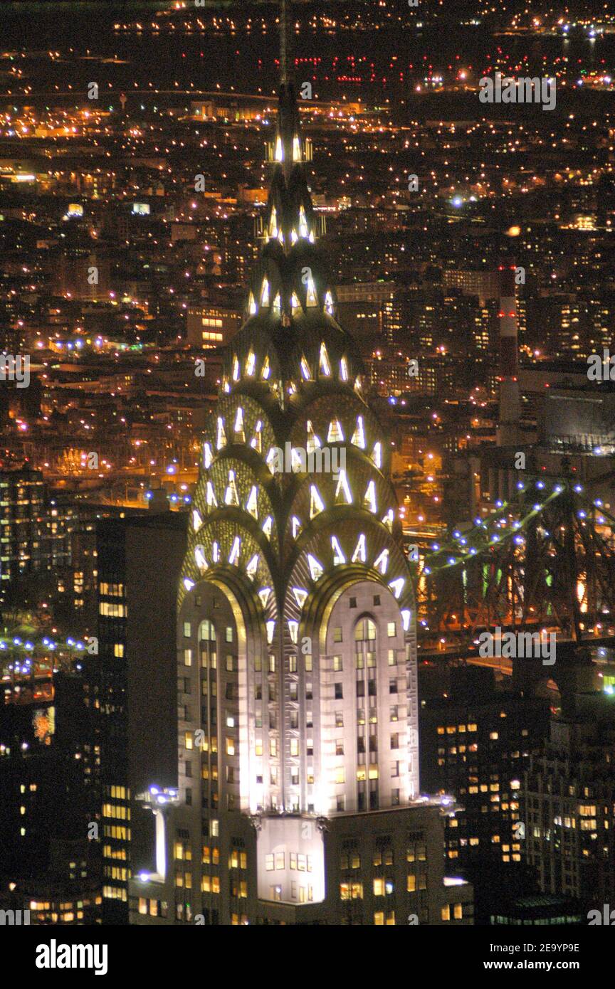 Vue de nuit de l'édifice Chrysler depuis l'Empire State Bulding, à Manhattan, New York, États-Unis, le 16 novembre 2004. Photo de François-Xavier Lamperti/ABACA. Banque D'Images