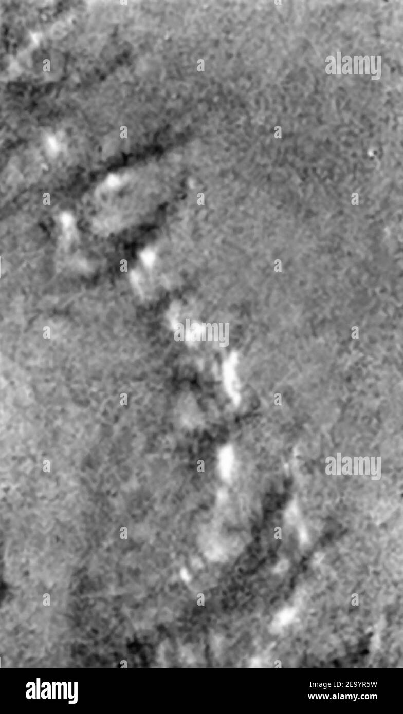 Image de Titan prise par Huygens. Une image unique du plan sombre qui indique le flux autour des îlots lumineux. Les zones situées en dessous et au-dessus des îles lumineuses peuvent être à des élévations différentes, le 21 janvier 2005. Photo de l'ESA/NASA/Université de l'Arizona/ABACA. Banque D'Images