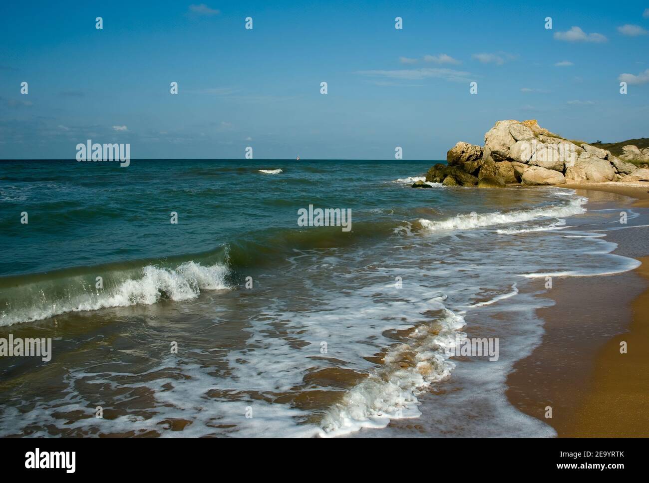 Plage au bord des rochers sur les rives de la mer d'Azov. Banque D'Images