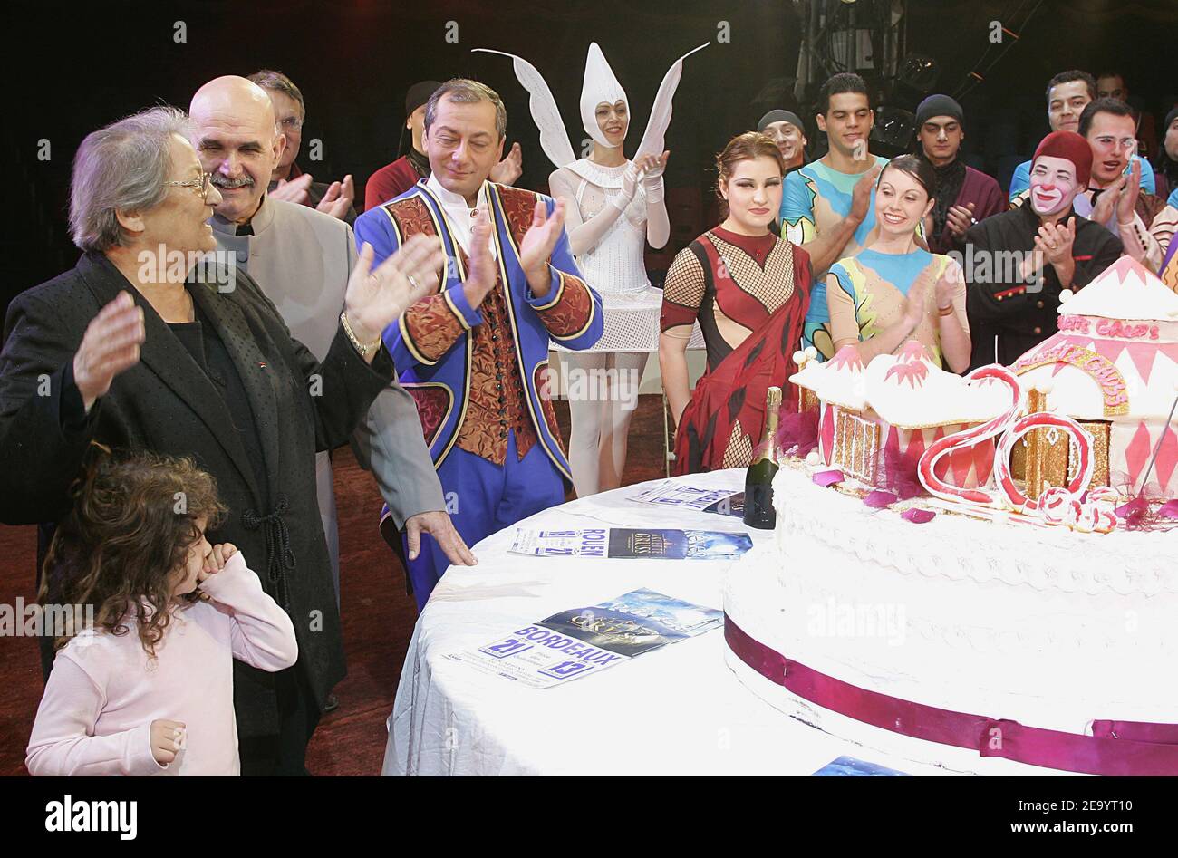 Arlette Gruss 2e L Proprietaire Du Cirque Pose Avec Sa Petite Fille Laura L Son Mari Gorgika 3e L Son Fils Gilbert C Et Des Membres De La Compagnie Devant Un Gateau D Anniversaire