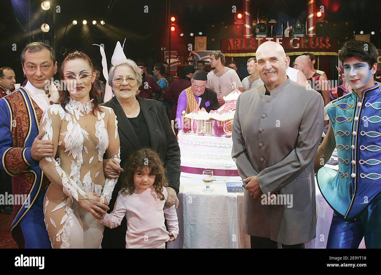 Arlette Gruss 2e L Proprietaire Du Cirque Pose Avec Sa Petite Fille Laura L Son Mari Gorgika 3e L Son Fils Gilbert C Et Des Membres De La Compagnie Devant Un Gateau D Anniversaire