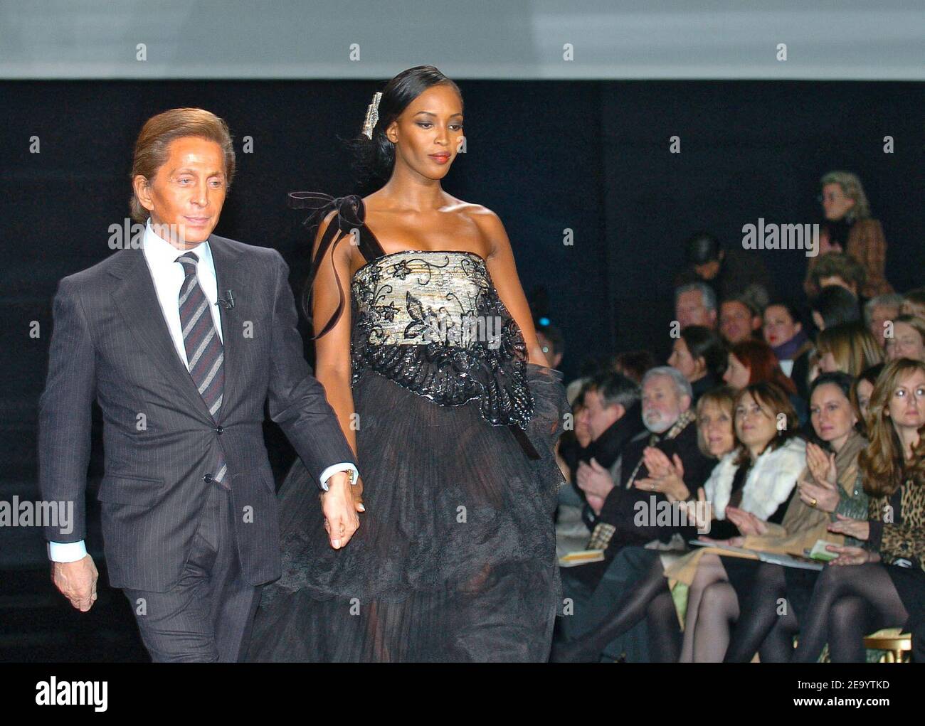 Photo du fichier - le top modèle britannique Naomi Campbell et le couturier  italien Valentino sur la passerelle après la présentation de sa collection  Printemps-été haute-Couture 2005 à Paris, France, le 24