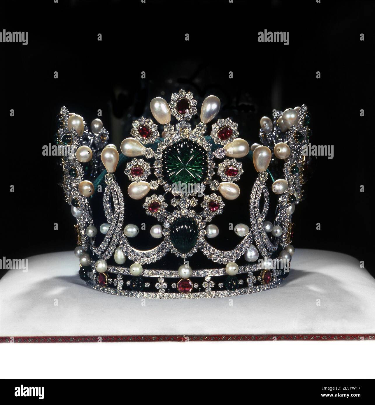 EXCLUSIF. La couronne portée par l'impératrice Farah le jour de son couronnement en 1967 a été créée par le joaillier français Van Cleef et Arpels. Il est inposé avec 1,541 pierres précieuses et appartient aujourd'hui au Musée des joyaux de la Couronne iranienne situé dans les sous-sols de la Banque Melli à Téhéran, en Iran. Photo par Alexis Oran/ABACA. Banque D'Images