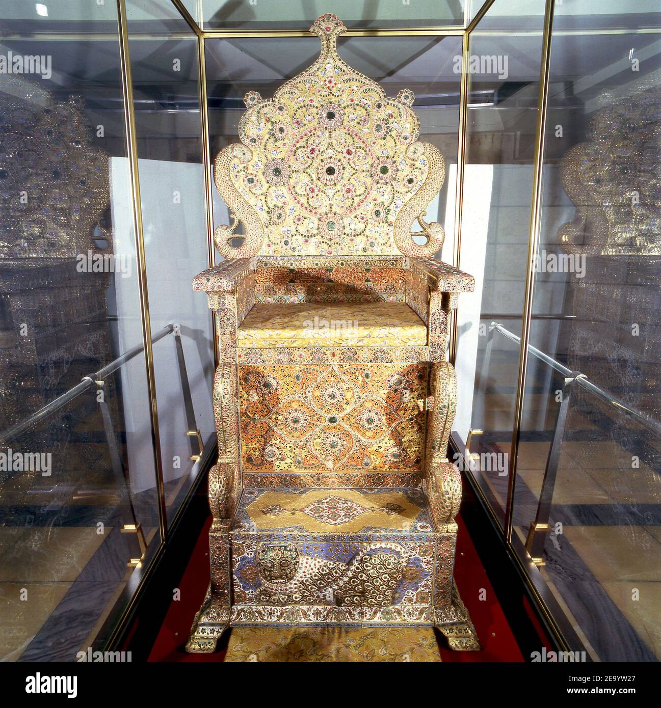 EXCLUSIF. Le trône de Naderi, créé sous le règne de Fath-Ali-Shah (1798-1834), est inposé de 27,000 pierres précieuses. Il appartient aujourd'hui au Musée des joyaux de la Couronne iranienne situé dans les sous-sols de la Banque Melli à Téhéran, en Iran. Photo par Alexis Oran/ABACA. Banque D'Images