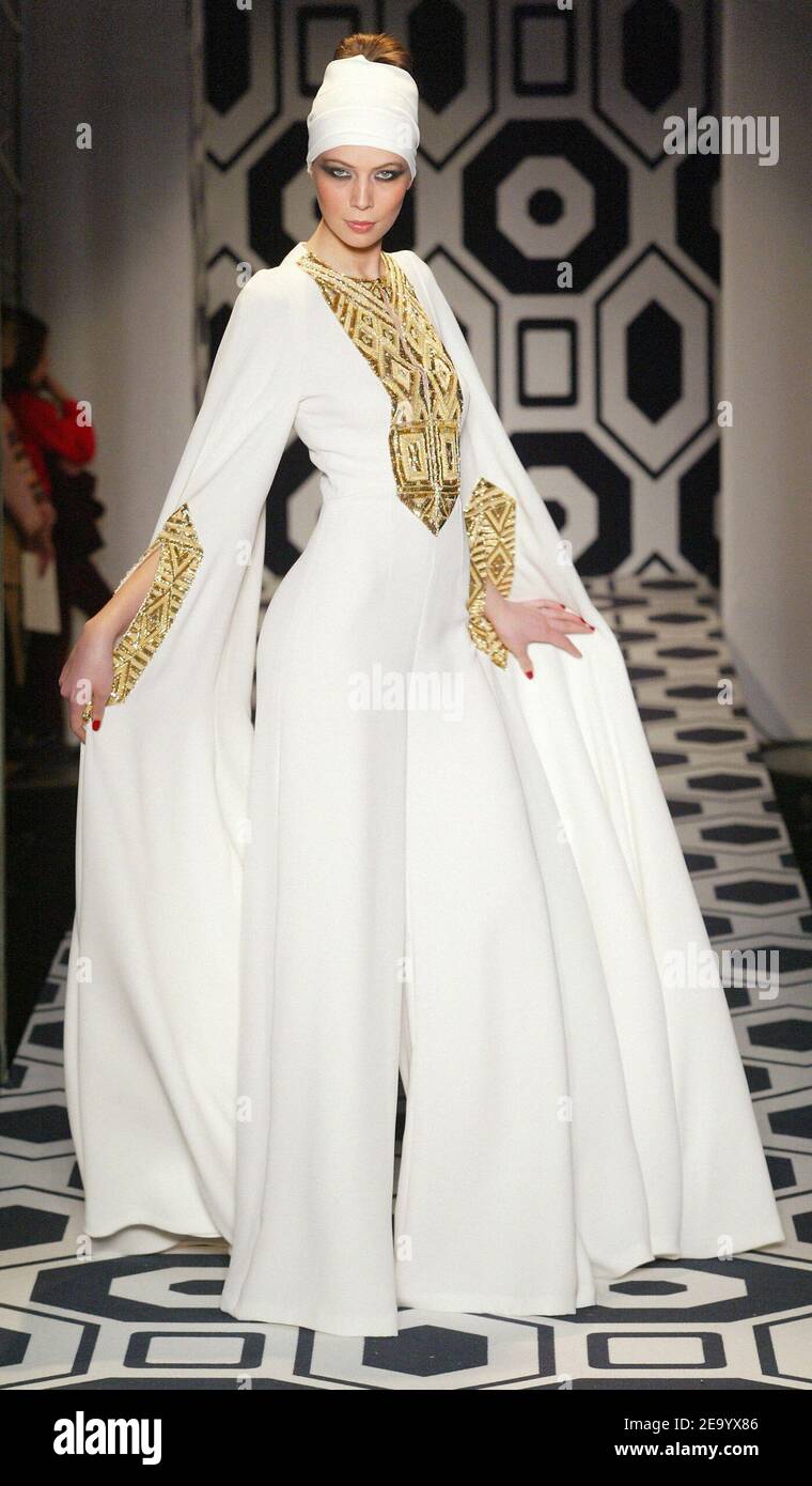 Un modèle présente une création du designer français Stéphane Rolland pour la présentation de la collection Jean-Louis Scherrer Printemps-été haute-Couture 2005, au Pavillon Ledoyen, à Paris, le 26 janvier 2005. Photo de JAVA/ABACA. Banque D'Images