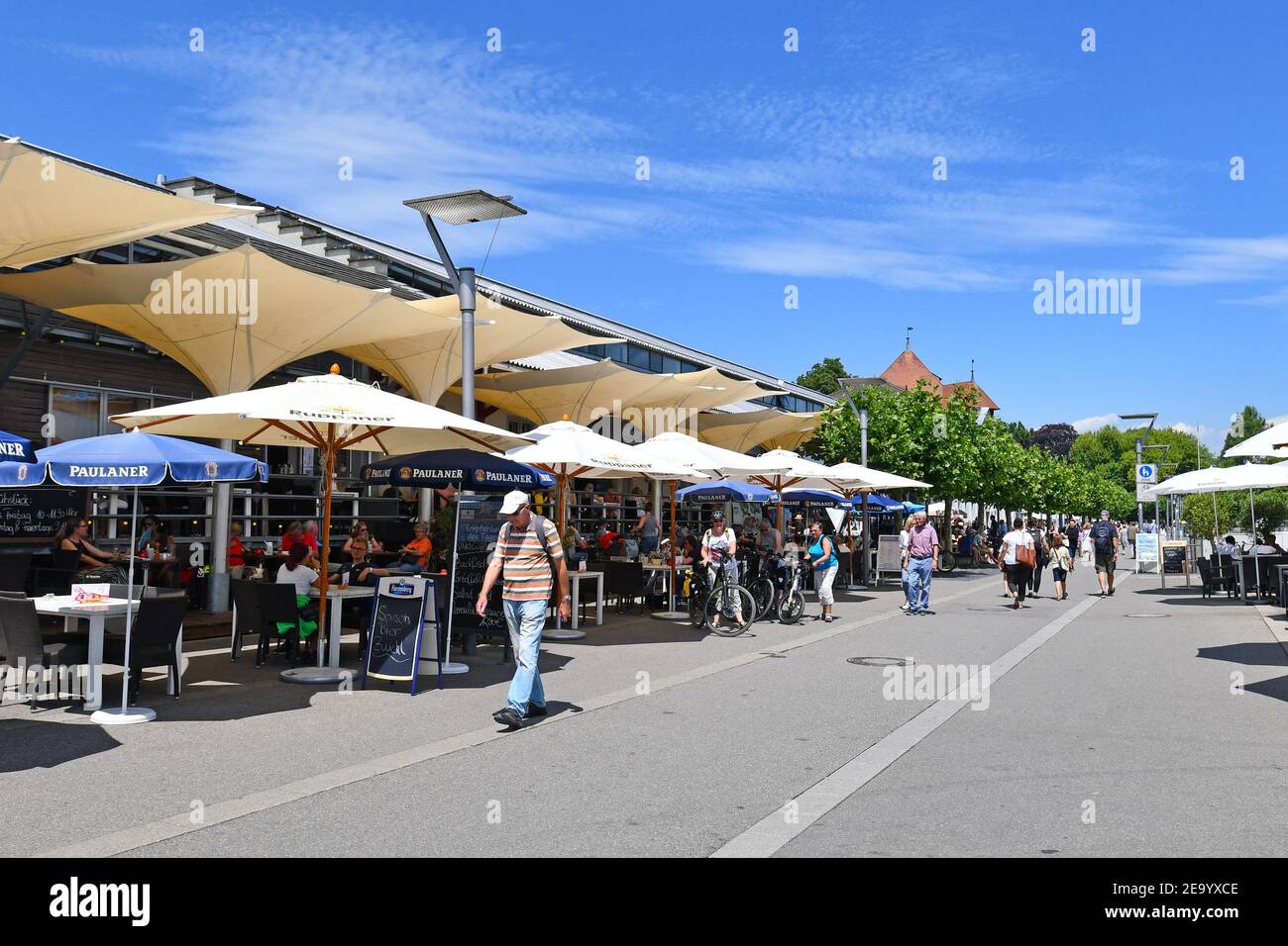 Konstanz, Allemagne - juillet 2020 : rue touristique avec cafés en plein air et personnes au port du lac de Constance le jour ensoleillé de l'été Banque D'Images