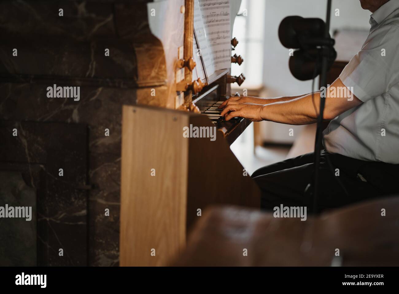 photo d'un homme jouant sur un instrument d'orgue Banque D'Images