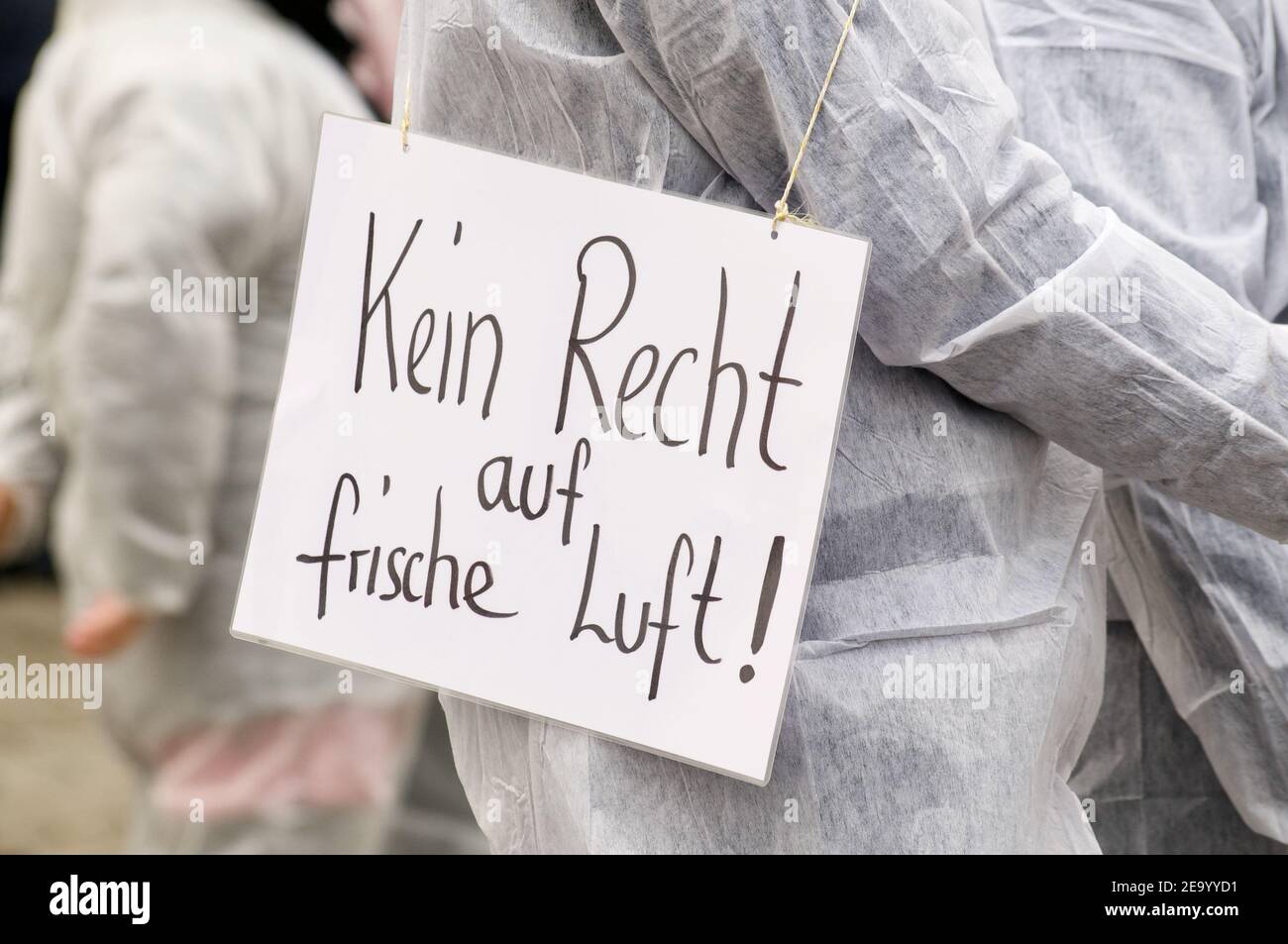 Zug, Suisse - 6 février 2021 : signe de protestation allemand « pas de droit à l'air frais » contre les mesures du virus Corona et les droits de l'homme dans la ville de Zug, Banque D'Images