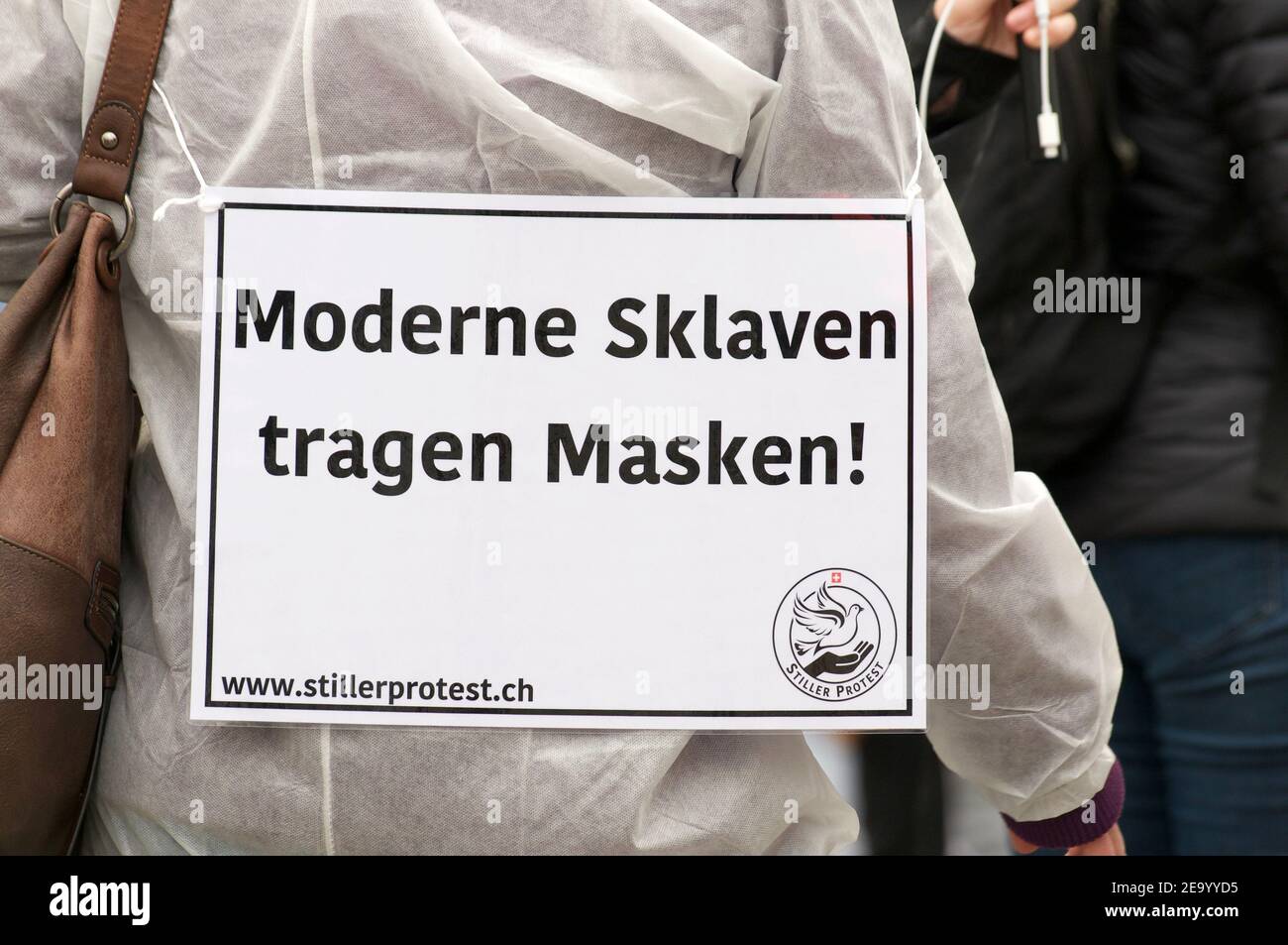 Zug, Suisse - 6 février 2021 : signe de protestation allemand « les esclaves de Modern portent des masques » contre les mesures du virus Corona et les droits de l'homme dans la ville de zu Banque D'Images