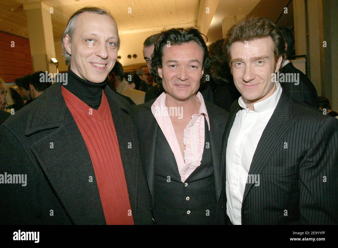 Les acteurs français Tom Novembre (L) et Thierry Fremont (r) entourent le designer Smalto Franck Boclet après le défilé de mode du designer italien Francesco Smalto au carrousel de Louvre à Paris, France, le 31 janvier 2005. Photo de Benoit Pinguet/ABACA. Banque D'Images