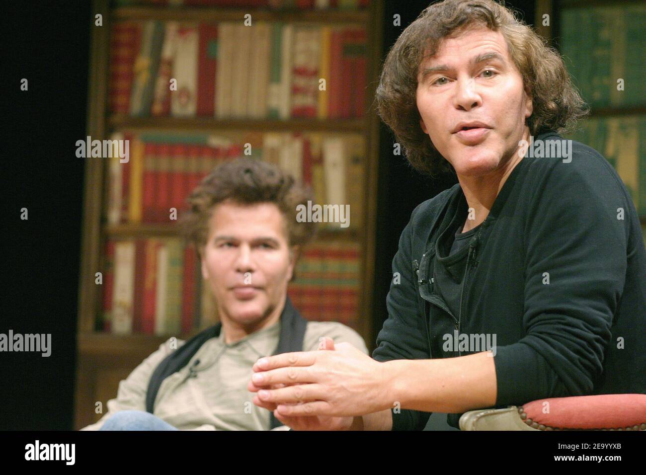 Igor (L) et Grichka Bogdanoff tiennent une conférence lors du 21e Festival des frontières scientifiques 'Pause Planete' au Palais du Pharo à Marseille, dans le sud de la France, le 2 janvier 2005. Photo de Gerald Holubowicz/ABACA. Banque D'Images