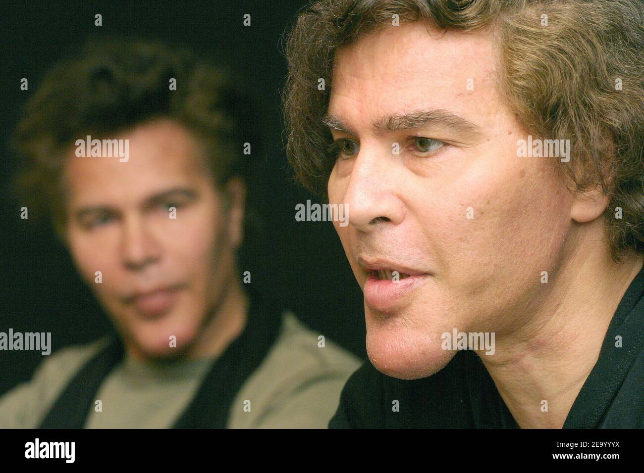 Igor (L) et Grichka Bogdanoff tiennent une conférence lors du 21e Festival des frontières scientifiques 'Pause Planete' au Palais du Pharo à Marseille, dans le sud de la France, le 2 janvier 2005. Photo de Gerald Holubowicz/ABACA. Banque D'Images