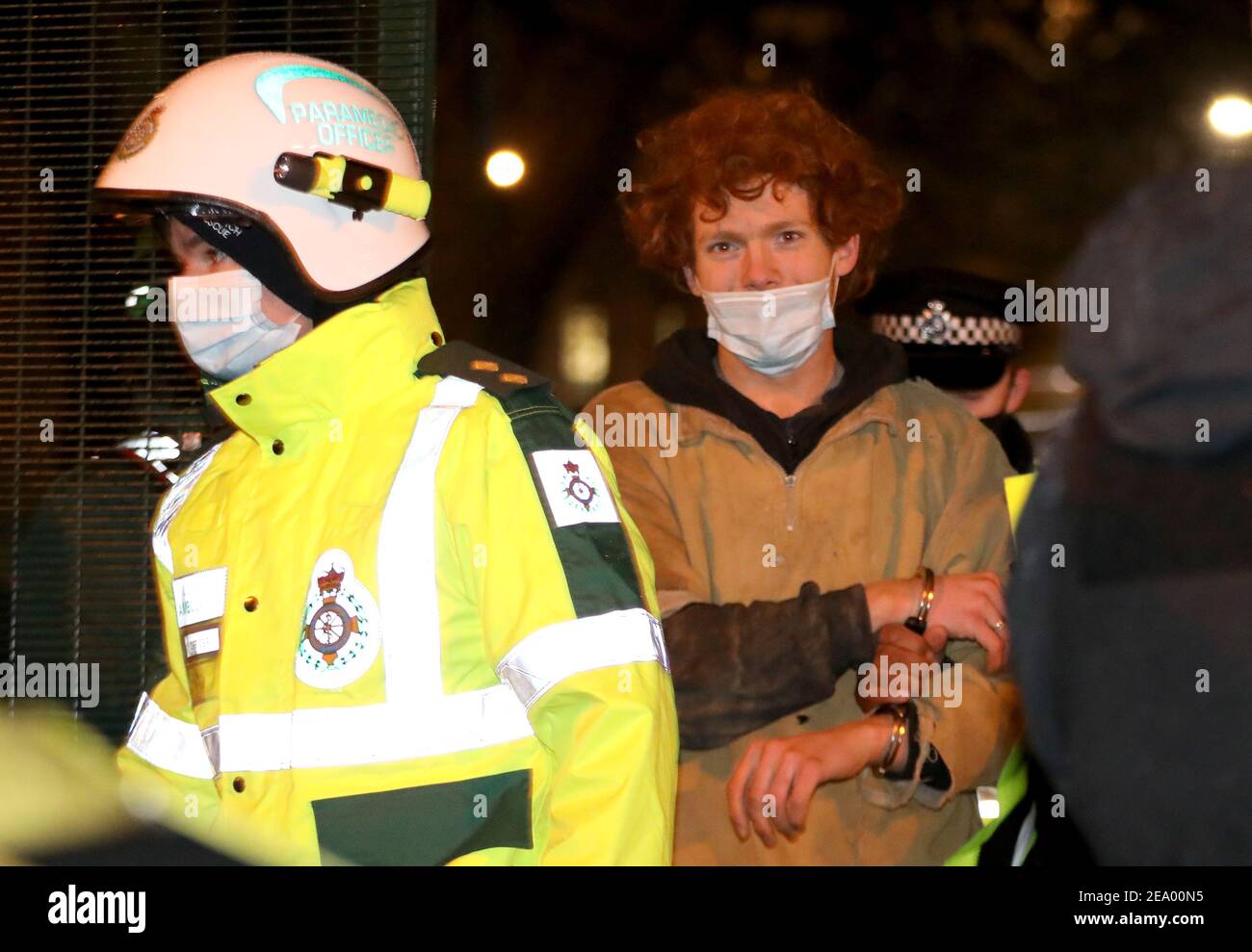 Le manifestant de la rébellion HS2 Lazer Sanford, 20 ans, est placé en garde à vue après avoir volontairement quitté des tunnels creusés en secret par des activistes près de la gare d'Euston à Londres. M. Sandford, qui avait précédemment essayé d'extraire d'une "serrure" au fond d'un arbre, est sorti volontairement. Date de la photo: Samedi 6 février 2021. Banque D'Images