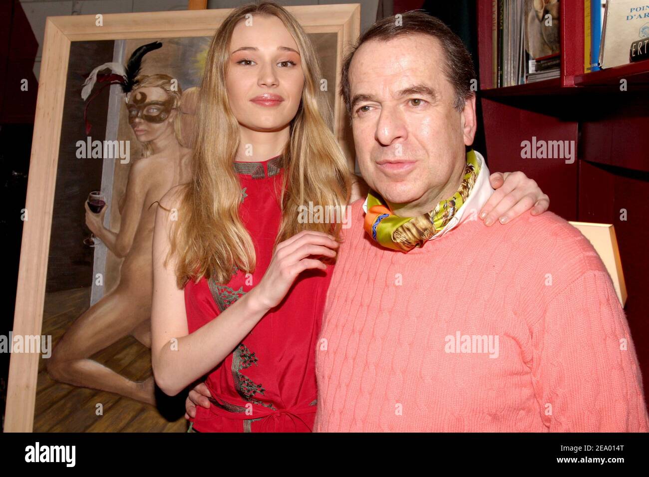 Née en Pologne, Eva Kowalewska pose avec son compagnon, l'auteur français Paul-Loup Sulitzer, avant l'une de ses peintures à l'ouverture d'une exposition à la Galerie Osenat à Paris, France, le 8 février 2005. Photo de Benoit Pinguet/ABACA. Banque D'Images