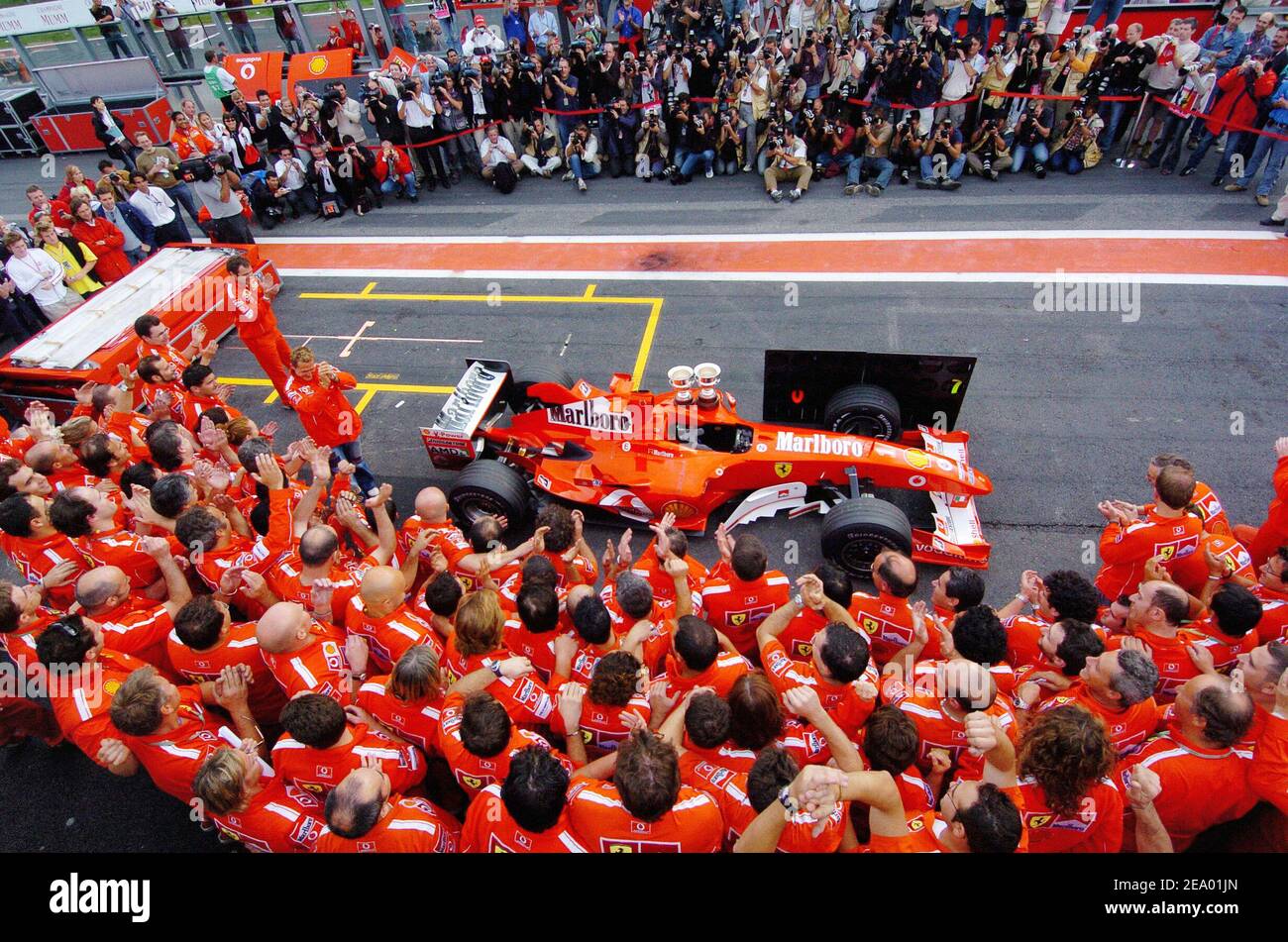 Pit Lane photo spéciale toute l'équipe Ferrari pour le champion du monde Michael Schumacher lors du Grand Prix de Formule 1 à Hungoraring, Budapest, Hongrie, le 15 août 2004. Photo de Thierry Gromik/ABACA. Banque D'Images