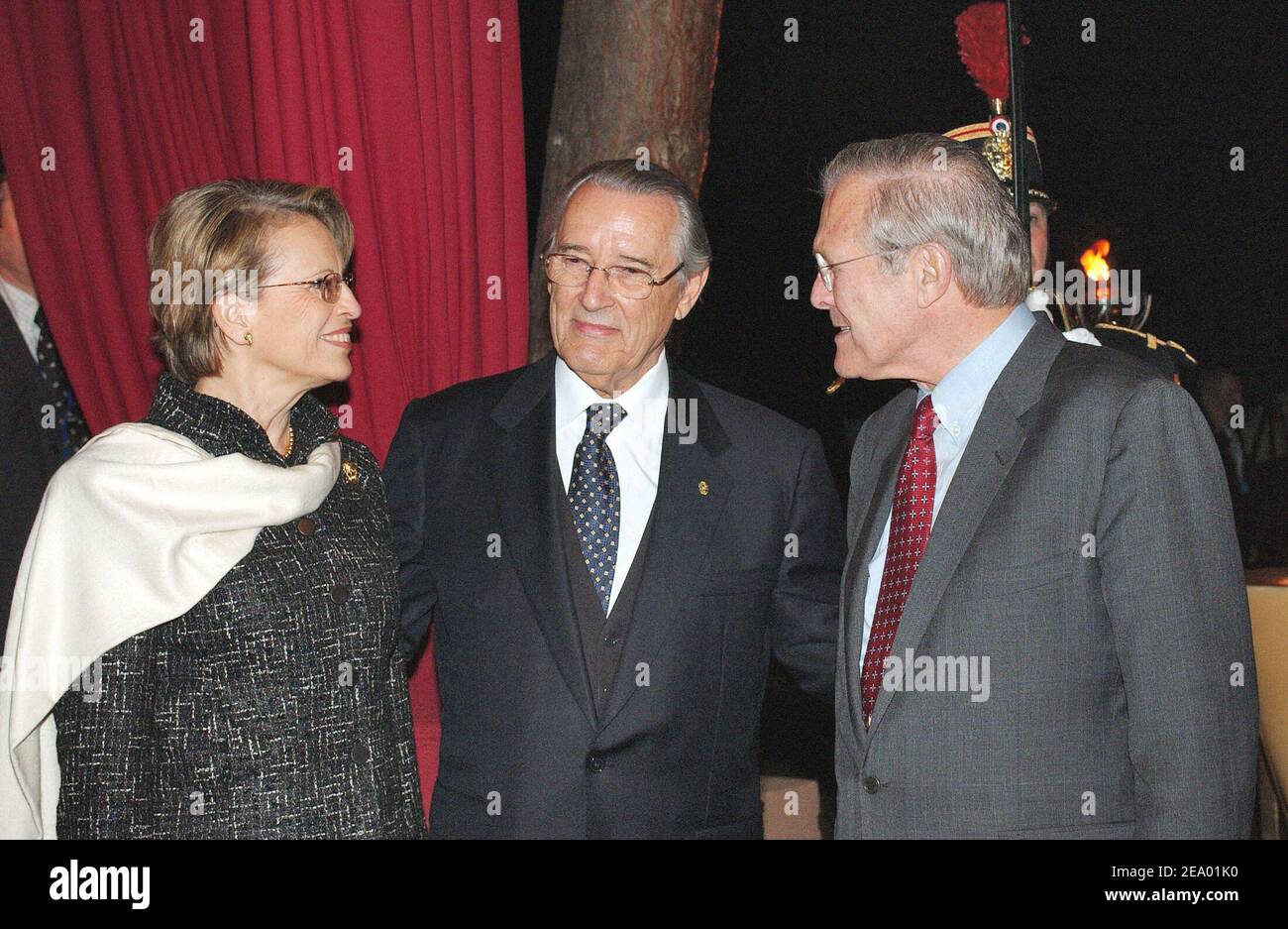 Réunion informelle des ministres de la défense. Réception au Palais Maeterlinck, la ministre française de la Défense, Michele Alliot-Marie (à gauche), le maire de Nice, Jacques Peyrat (au centre) et le secrétaire à la Défense, Donald H.Rumsfeld (à gauche), Nice (France), le 9 février 2005. Photo de l'OTAN photos/ABACA. Banque D'Images