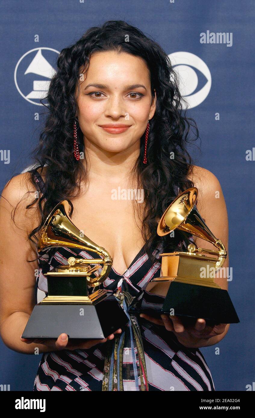 La chanteuse Norah Jones a remporté la meilleure performance vocale féminine en pop et la meilleure collaboration en pop avec les chant, dans la salle de presse aux 47e Grammy Awards annuels à Los Angeles, en Californie, le 13 février 2005. Photo de Hahn-Khayat/ABACA. Banque D'Images