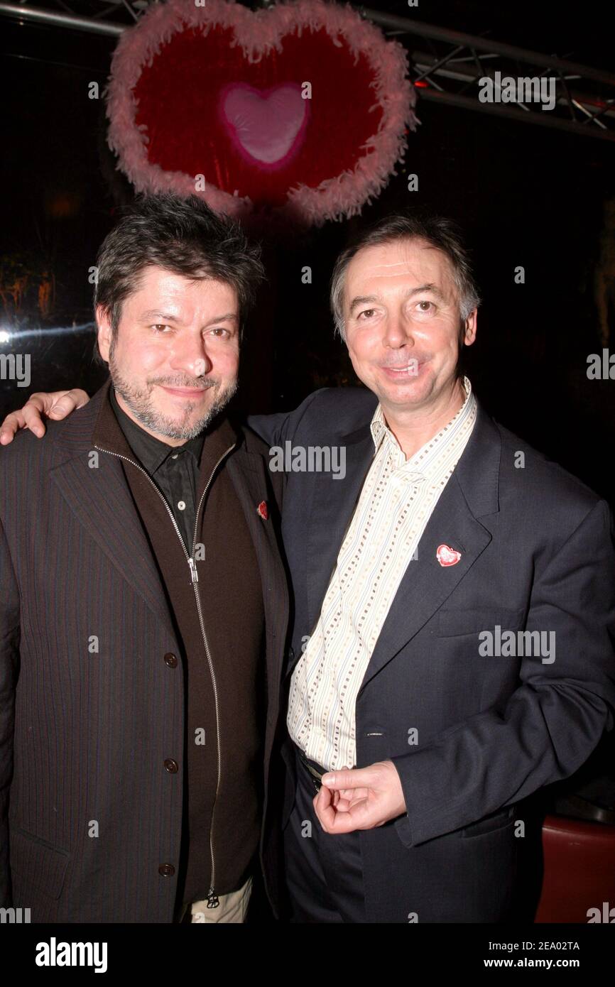 Les humoristes français Philippe Chevallier (R) et Regis Laspales posent  lors d'une fête de la Saint-Valentin à l'Etoile à Paris, le 14 février  2005. Photo de Benoit Pinguet/ABACA Photo Stock - Alamy