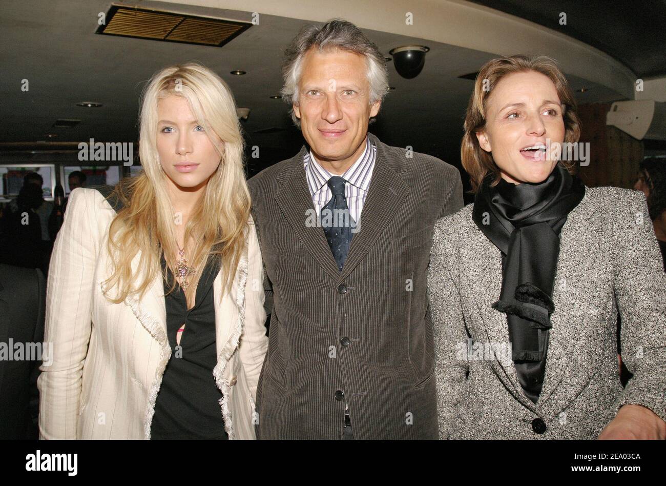 Le ministre français de l'intérieur Dominique de Villepin, son épouse Marie-Laure et leur fille Marie assistent à la fête Cellboost pour les accessoires de téléphonie mobile organisée par Worldline Communications à la salle VIP de Paris, France, le 17 février 2005. Photo de Benoit Pinguet/ABACA. Banque D'Images