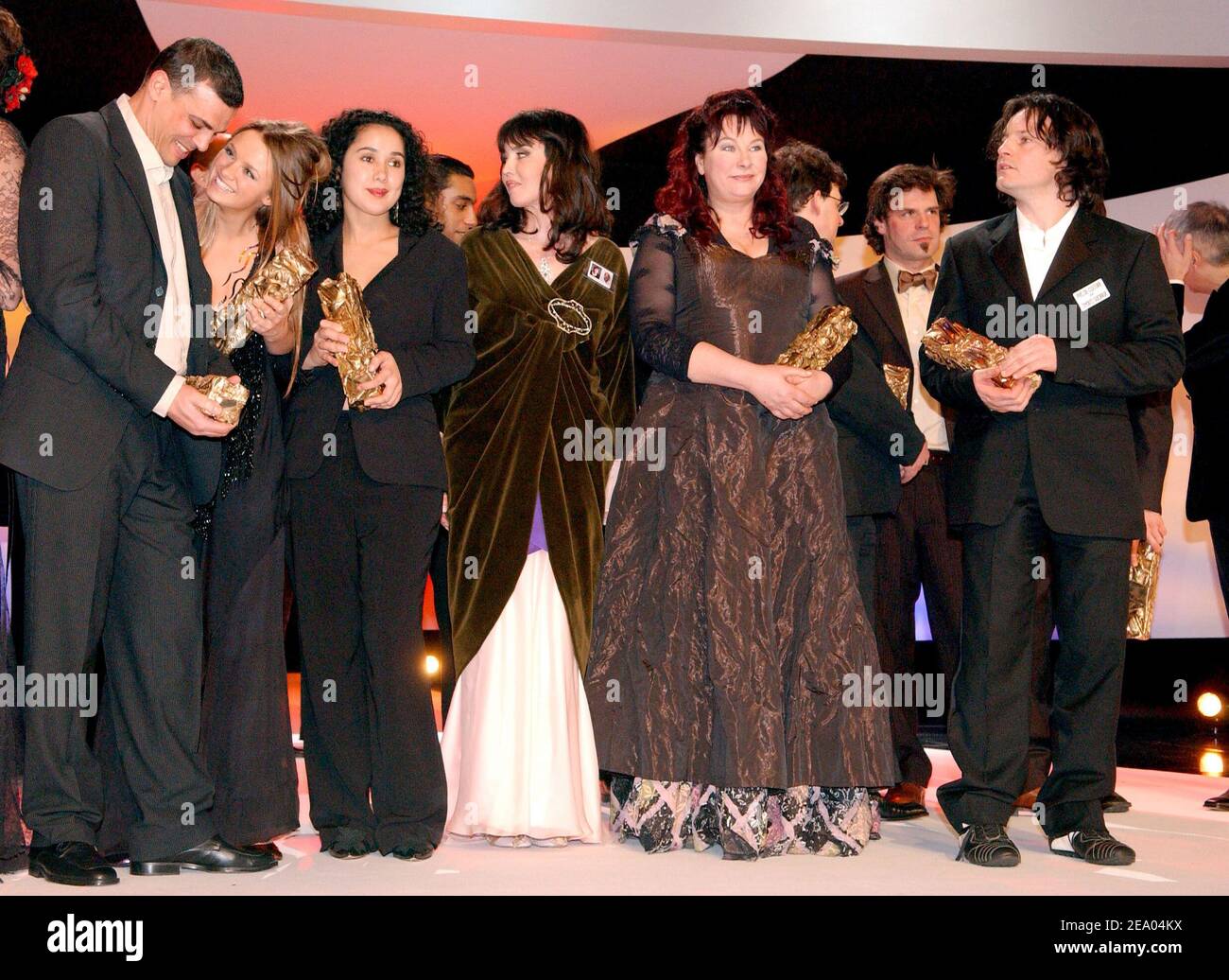Le meilleur réalisateur Abdellatif Kechiche pour le film ' l'esquive' , l'actrice française Isabelle Adjani et la meilleure actrice Yolande Moreau lors de la 30e cérémonie de remise des prix Cesar qui s'est tenue au Théâtre du Châtelet à Paris, en France, le 26 février 2005. Photo de Klein-Zabulon/ABACA. Banque D'Images