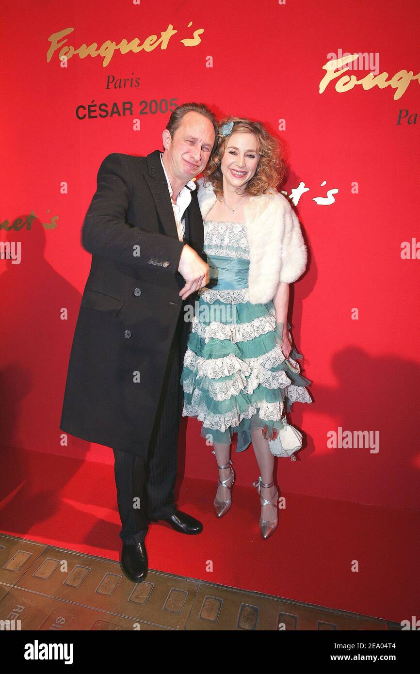 L'acteur belge Benoit Poelvoord et l'actrice française Julie Depardieu arrivent au Fouquet pour l'après-fête à la suite de la 30e cérémonie des Cesar Awards, à Paris, en France, le 26 février 2005. Photo de Klein-Zabulon/ABACA. Banque D'Images