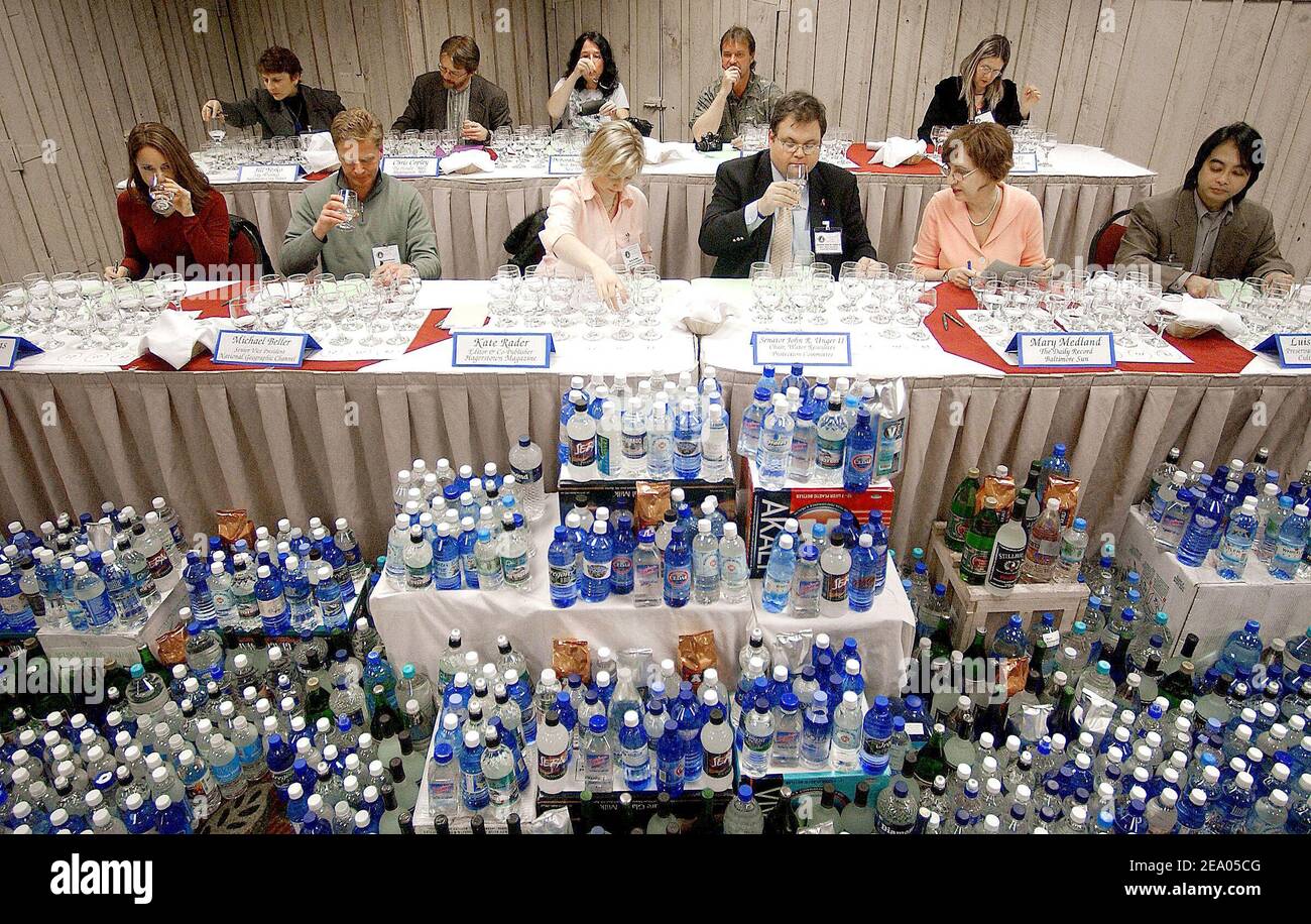 Le concours mondial annuel de l'eau à Berkeley Springs, Virginie occidentale, États-Unis, le samedi 26 février 2005. C'est la plus longue et la plus grande compétition de dégustation où les juges examinent, sniff et goûtent des centaines d'eaux du monde entier. Photo par Olivier Douliery/ABACA. Banque D'Images