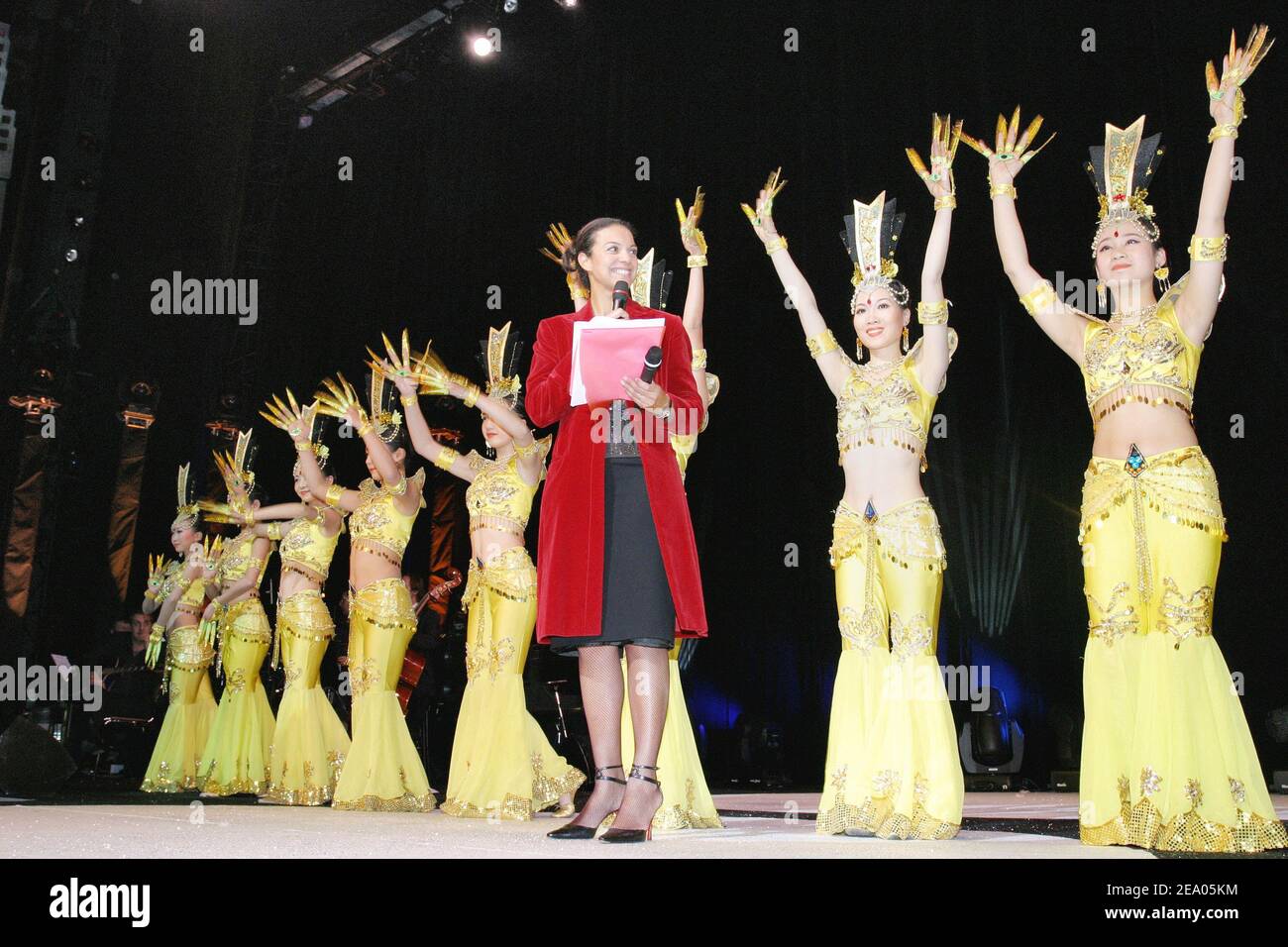 EXCLUSIF. La présentatrice française Isabelle Giordano avec la troupe des arts de la scène des personnes handicapées de Chine (CDPPAT) à la première édition de la cérémonie des trophées de l'APAJH organisée par l'Association pour adultes et jeunes enfants Handicaps (Association pour adultes et jeunes handicapés) et tenue au Palais des Congrès à Paris, France, Le 28 février 2005. Photo de Benoit Pinguet/ABACA. Banque D'Images