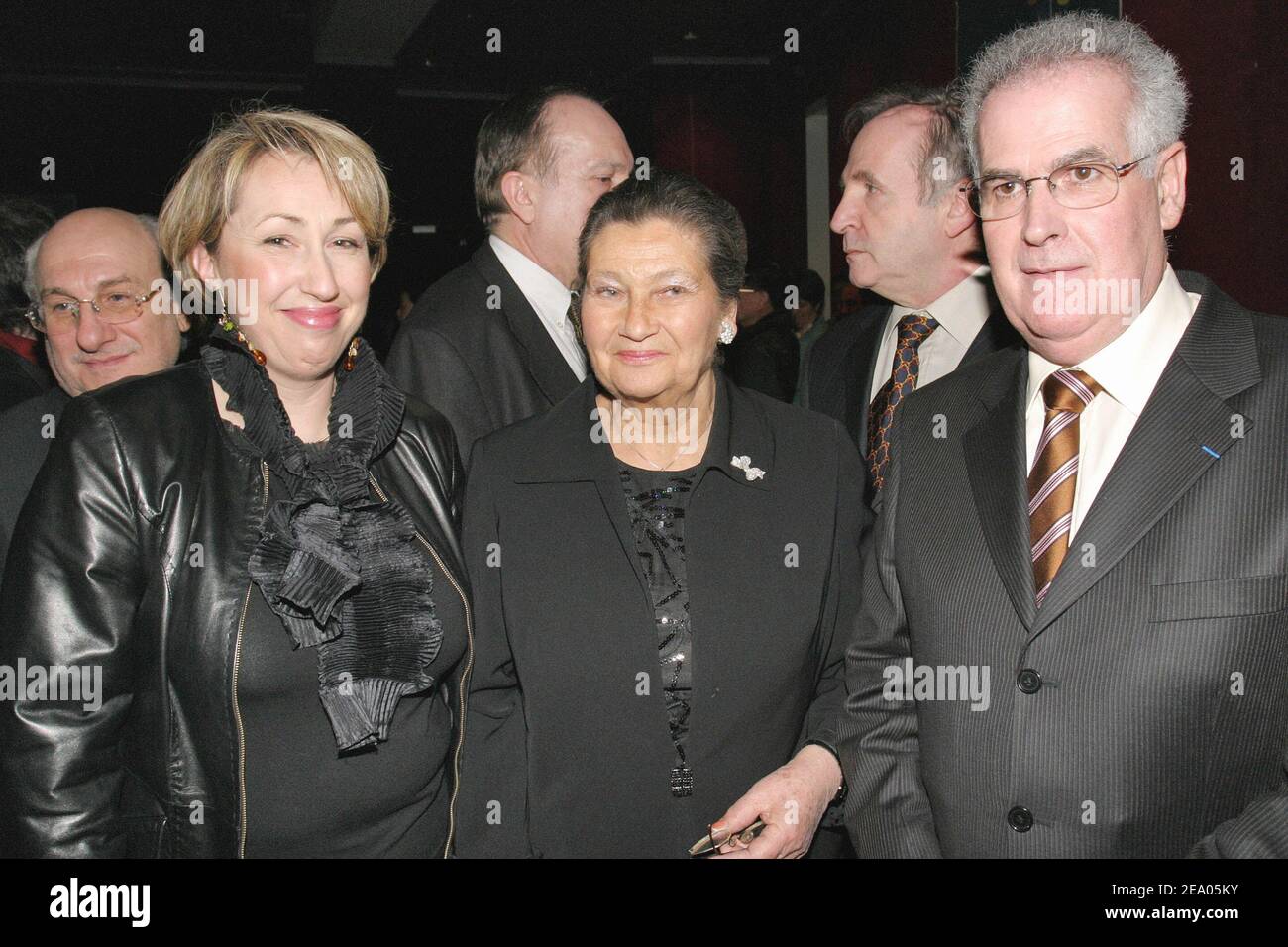 EXCLUSIF. (G-D) Secrétaire d'Etat française pour les personnes handicapées, Marie-Anne Montchamp, ancienne ministre française de la Santé Simone Veil et le Président de l'APAJH Fernand Tournan assistent à la première édition de la cérémonie des trophées de l'APAJH organisée par l'Association pour adultes et jeunes handicapés Handicaps (Association pour adultes et jeunes handicapés) Et tenue au Palais des Congrès à Paris, France, le 28 février 2005. Photo de Benoit Pinguet/ABACA. Banque D'Images