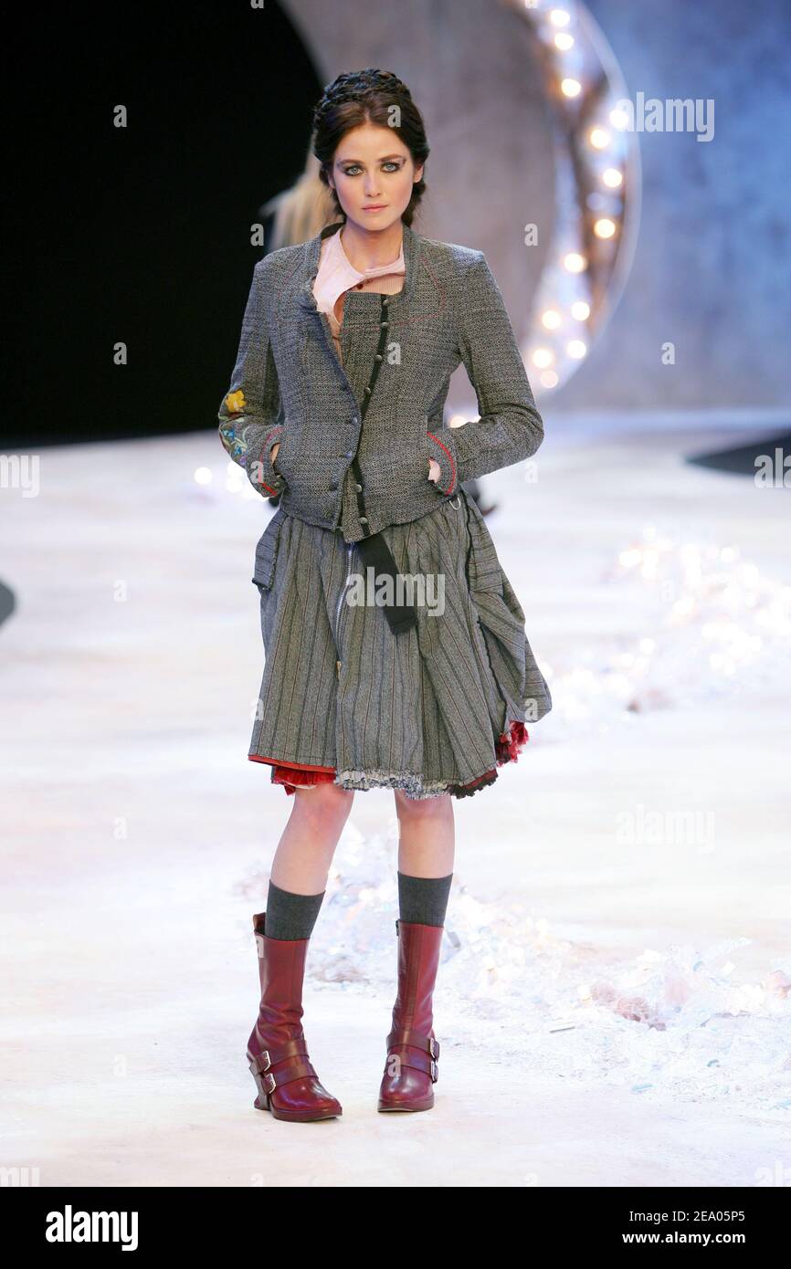 Un modèle présente une création des créateurs de mode français Marithe et  François Girbaud pour leur collection prêt-à-porter automne-hiver 2005-2006  à Paris, en France, le 1er mars 2005. Photo de Java/ABACA Photo