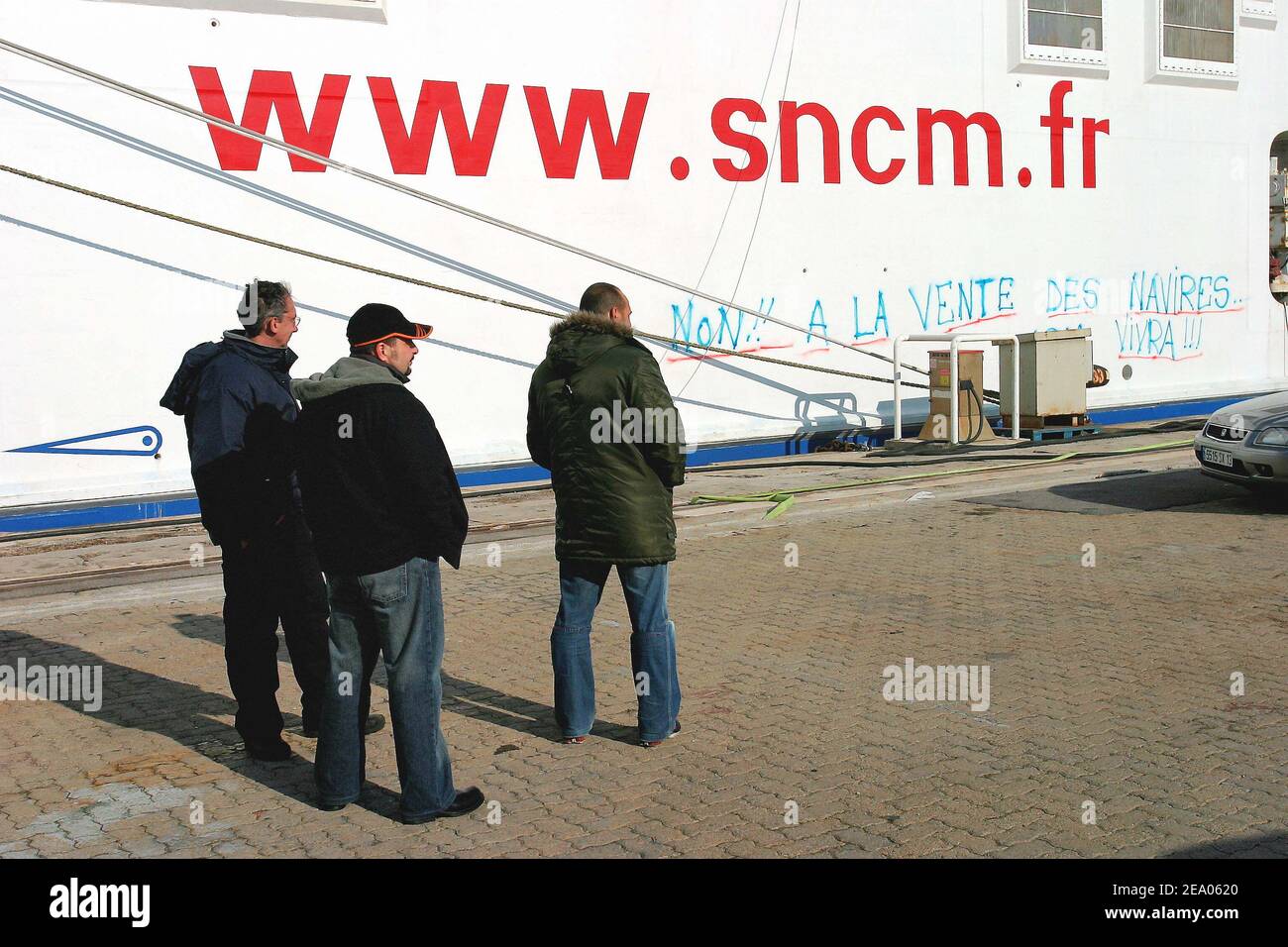 Les syndicalistes de la CGT de la compagnie maritime française de la SNCM squattent le 'NGV Asco' depuis quatre jours dans le port de Marseille, France, le 1er mars 2005, pour protester contre la décision du président de la SNCM, Bruno Vergobi, de vendre le navire pour réinjecter de l'argent dans la société. Photo de Gerald Holubowicz/ABACA. Banque D'Images