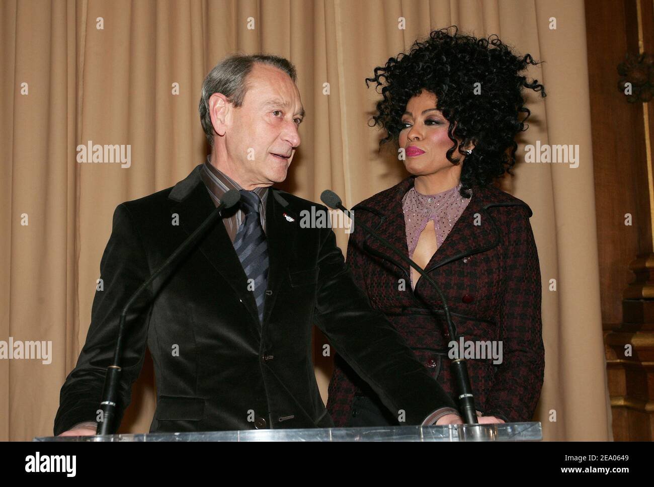 La chanteuse américaine Diana Ross reçoit la Grande Médaille Vermeil de Paris par le maire Bertrand Delanoe lors d'une cérémonie à l'hôtel de ville de Paris, le 1er mars 2005. Photo de Hounsfield-Klein/ABACA Banque D'Images