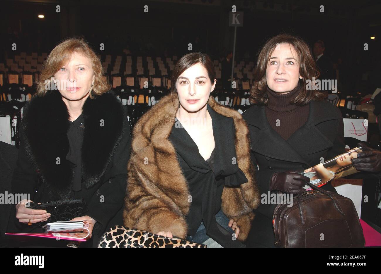 Actrices françaises Aurore Clement, Amira Casar et Valerie Lemercier photographiées avant la présentation de la collection prêt-à-porter Emanuel Ungaro automne-hiver 2005-2006 à Paris, France, le 2 mars 2005. Photo de Klein-Hounsfield/ABACA.æ Banque D'Images