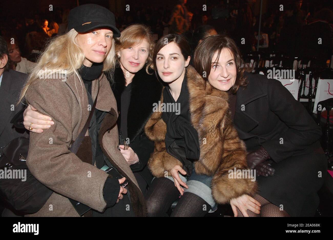 Actrices françaises Aurore Clement, Amira Casar et Valerie Lemercier photographiées avant la présentation de la collection prêt-à-porter Emanuel Ungaro automne-hiver 2005-2006 à Paris, France, le 2 mars 2005. Photo de Klein-Hounsfield/ABACA.æ Banque D'Images